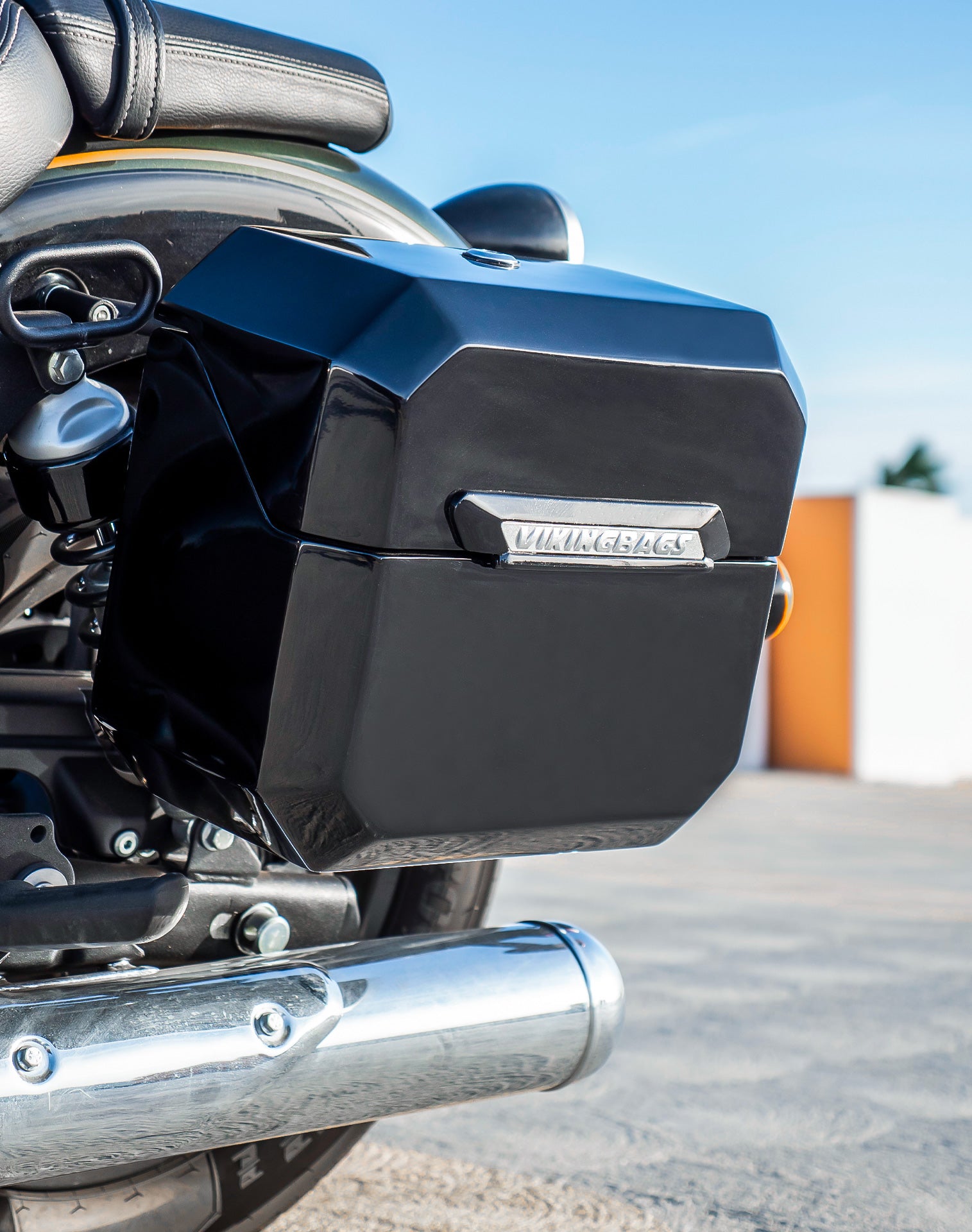 20L - Outlaw Quick-Mount Small Royal Enfield Super Meteor 650 Painted Hard Saddlebags Life style 2