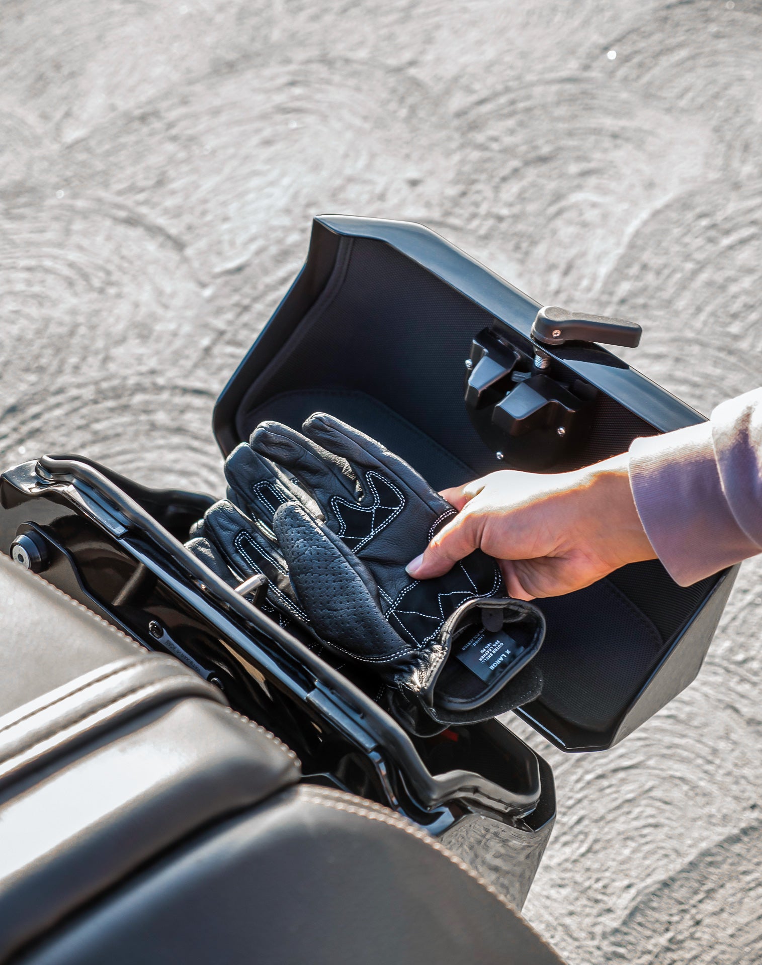 20L - Outlaw Quick-Mount Small Royal Enfield Super Meteor 650 Painted Hard Saddlebags Life style 3