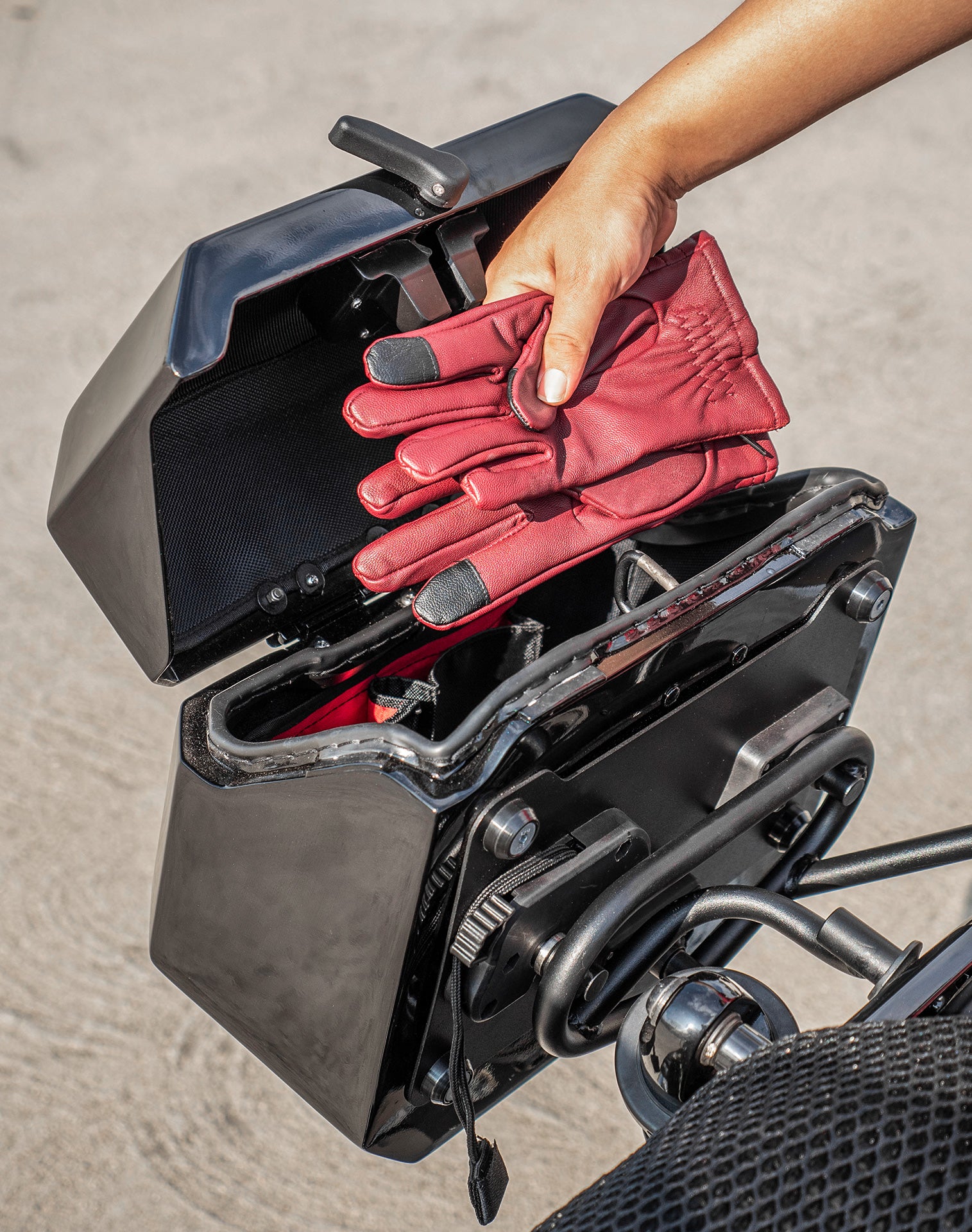 20L - Outlaw Quick-Mount Small Harley Sportster Nightster RH975/S Painted Saddlebags Life Style 3