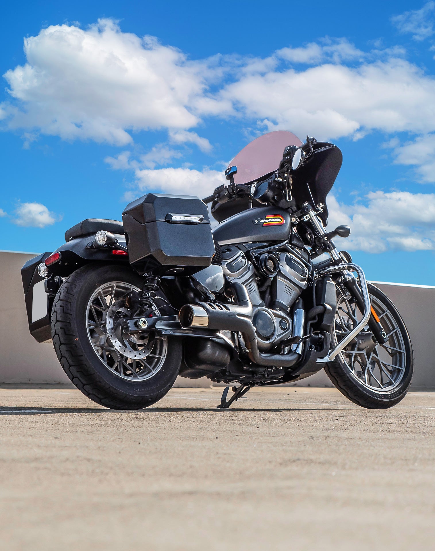 20L - Outlaw Quick-Mount Small Harley Sportster Nightster RH975/S Painted Saddlebags Life Style 1