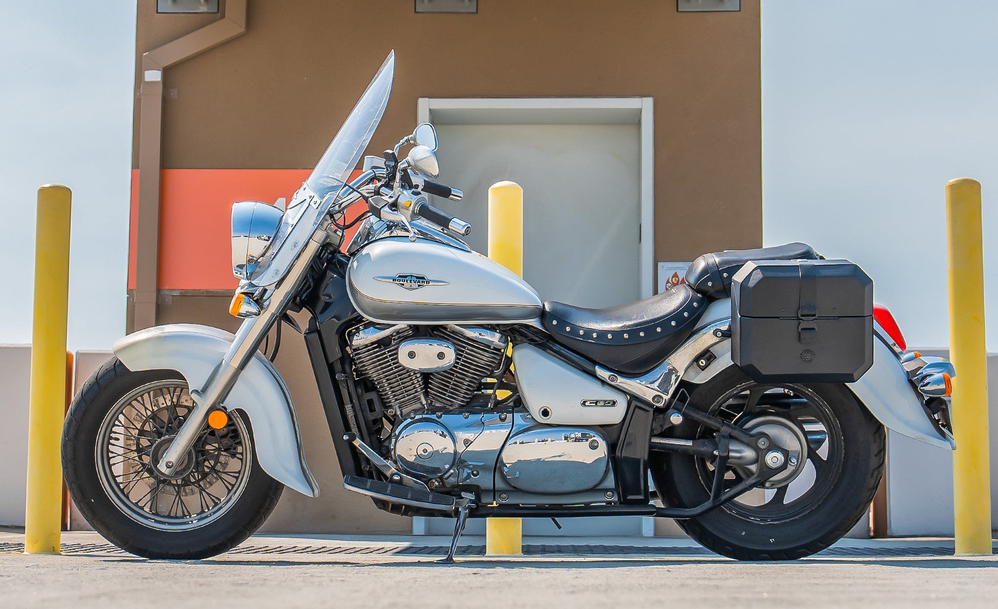 20L - Outlaw Quick-Mount Small Suzuki Boulevard C50 VL800 Leather Wrapped Hard Saddlebags Life Style Photo @expand