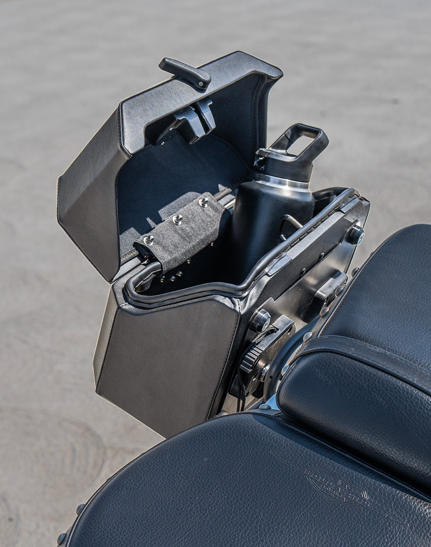 20L - Outlaw Quick-Mount Small Suzuki Boulevard C50 VL800 Leather Wrapped Hard Saddlebags Life Style 4