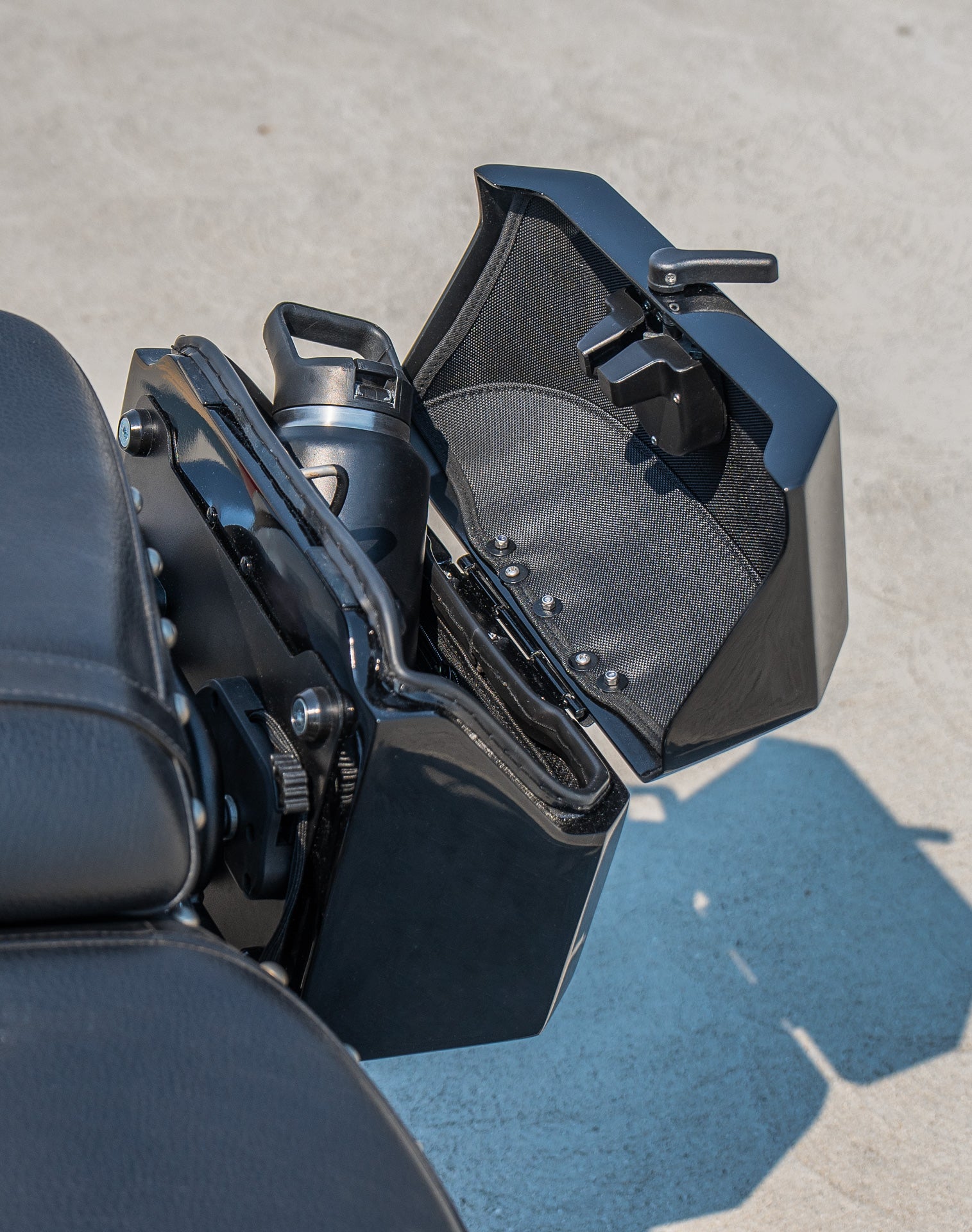 20L - Outlaw Quick-Mount Small Suzuki Boulevard C50 VL800 Painted Hard Saddlebags Life style 3