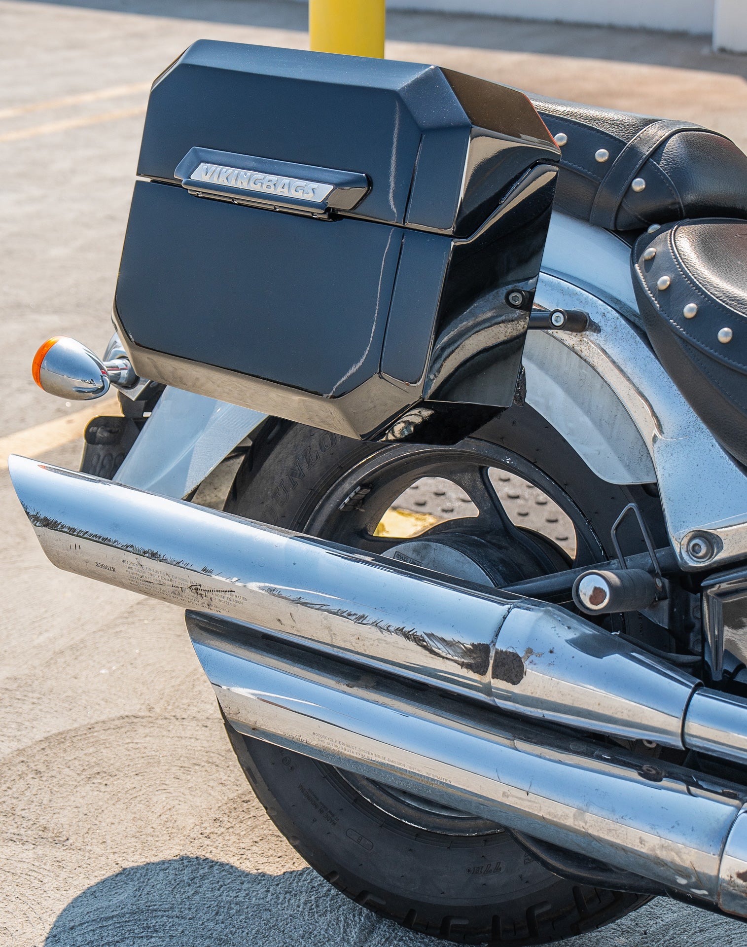 20L - Outlaw Quick-Mount Small Suzuki Boulevard C50 VL800 Painted Hard Saddlebags Life style 4