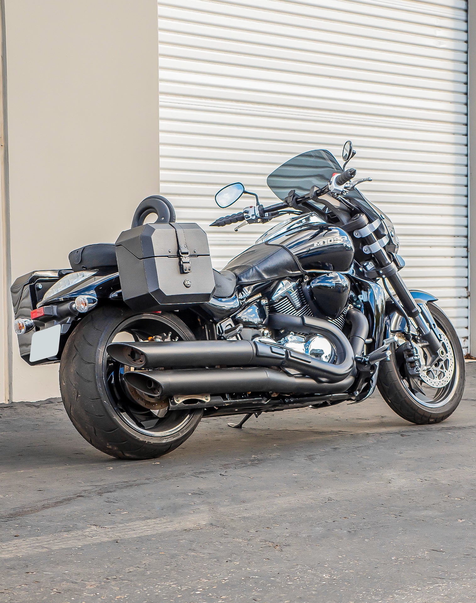 20L - Outlaw Quick-Mount Small Suzuki Boulevard M109 VZR1800 Leather Wrapped Hard Saddlebags Life Style 1