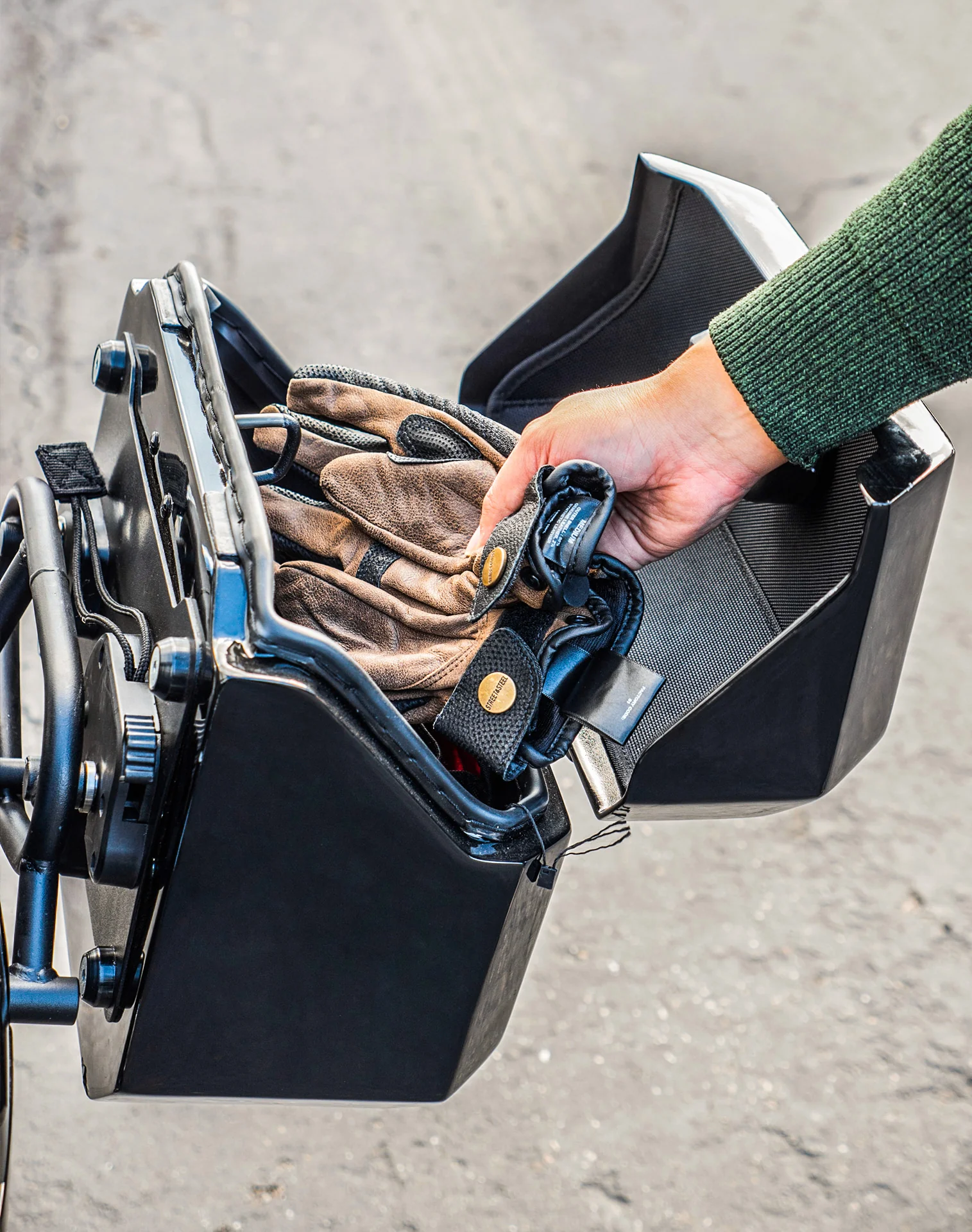 20L - Outlaw Quick-Mount Small Suzuki Boulevard M109 VZR1800 Painted Hard Saddlebags Life style 4