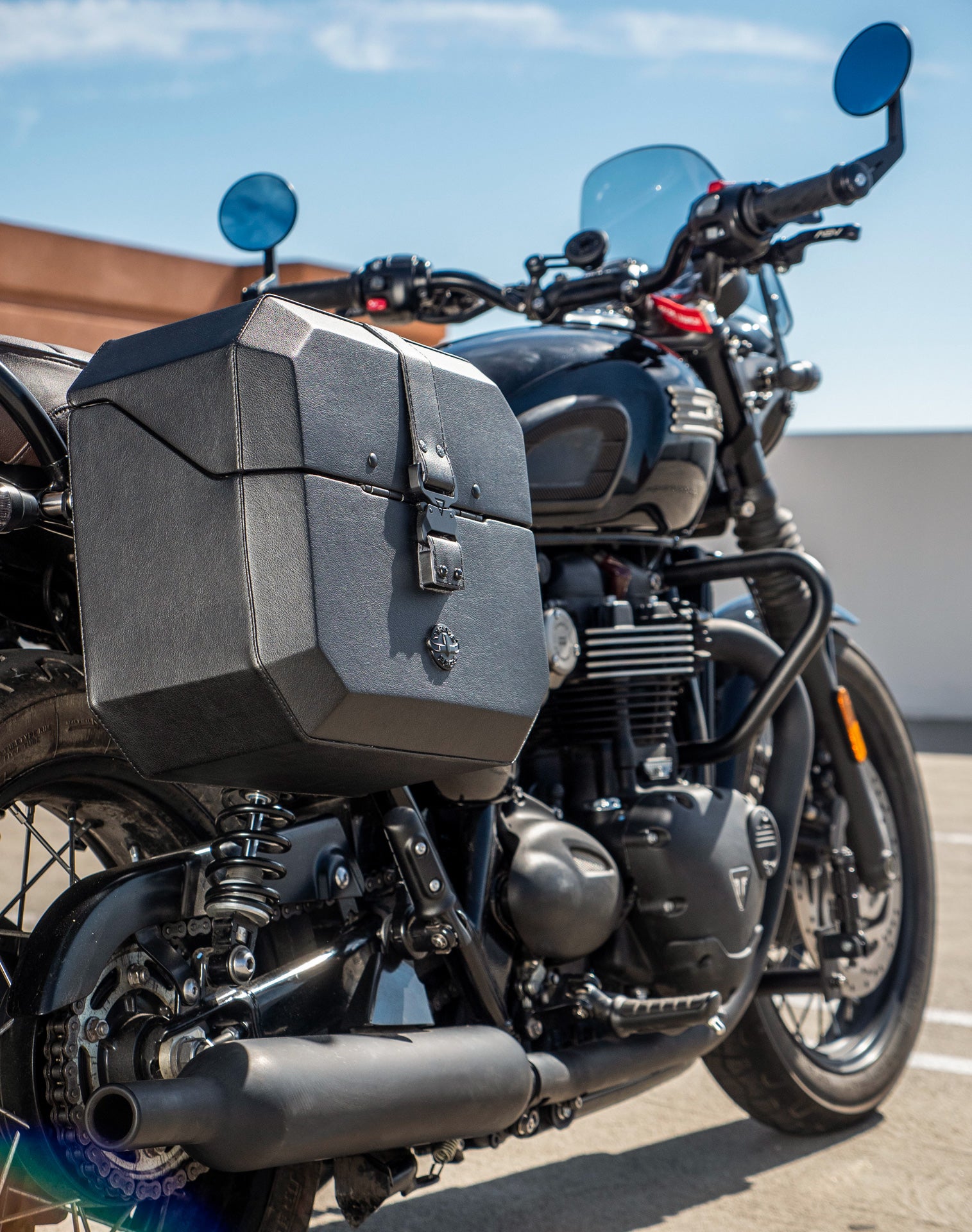 20L - Outlaw Quick-Mount Small Triumph Bonneville T100 Leather Wrapped Hard Saddlebags Lifestyle Image 