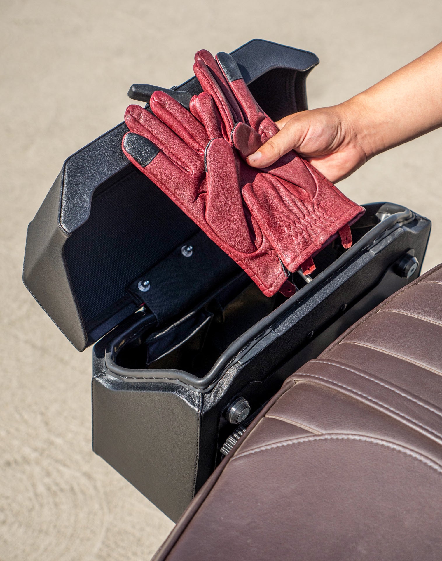 20L - Outlaw Quick-Mount Small Triumph Bonneville T100 Leather Wrapped Hard Saddlebags Lifestyle Image 