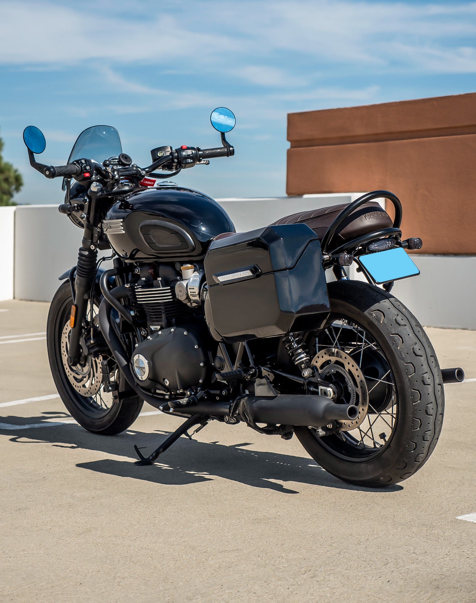 20L - Outlaw Quick-Mount Small Triumph Bonneville T100 Painted Hard Saddlebags Life style 1