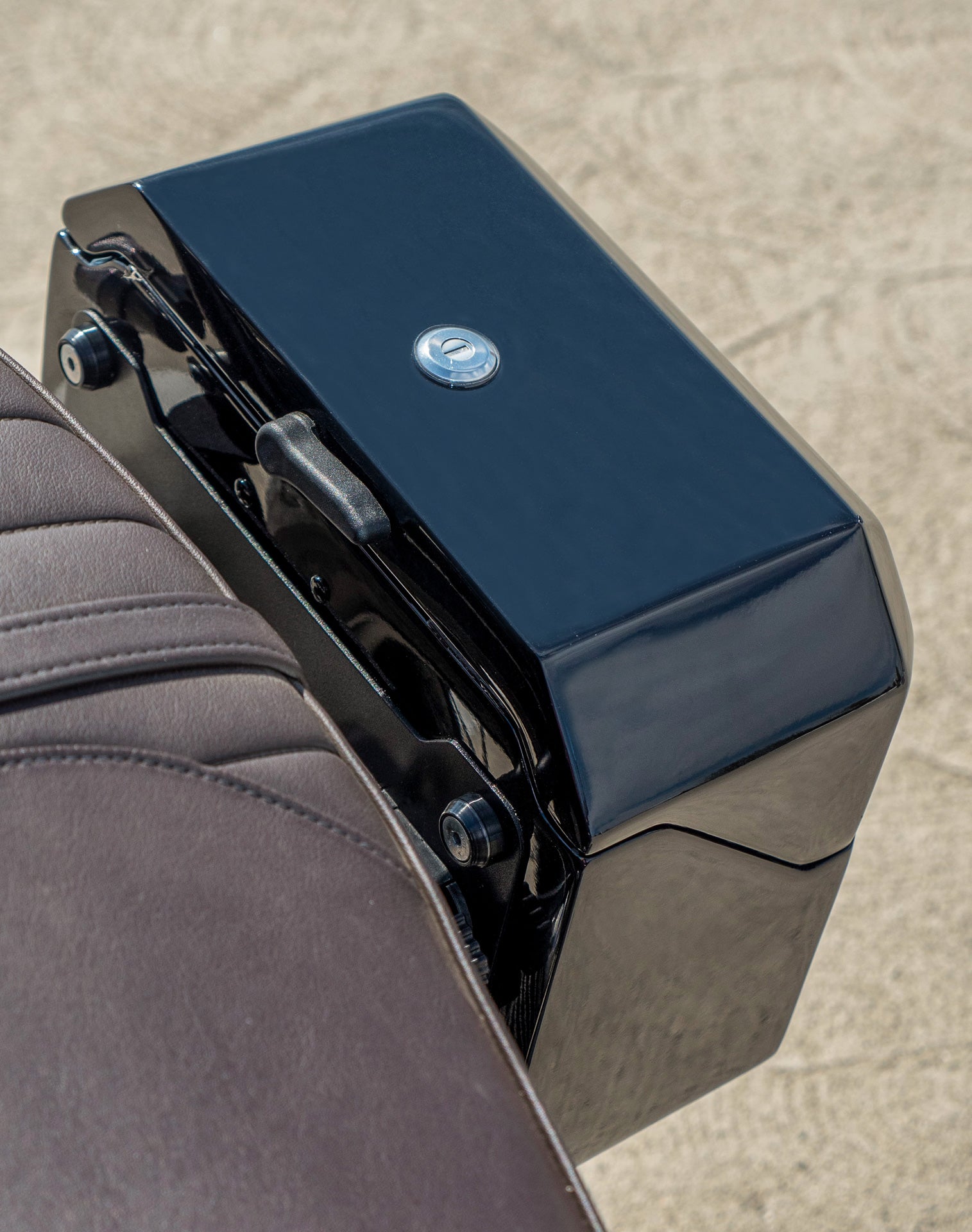 20L - Outlaw Quick-Mount Small Triumph Bonneville T100 Painted Hard Saddlebags Life style 3