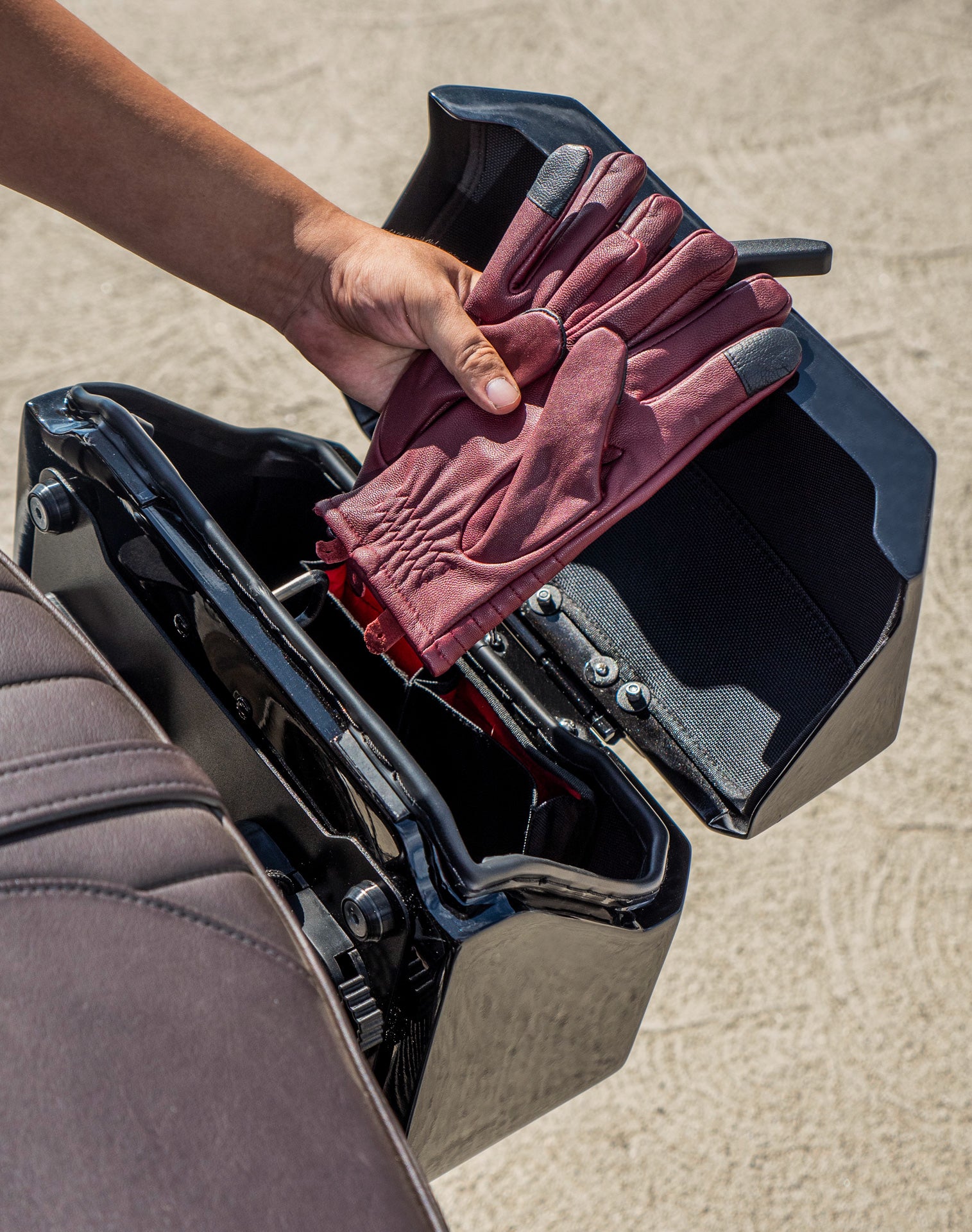 20L - Outlaw Quick-Mount Small Triumph Bonneville T100 Painted Hard Saddlebags Life style 4