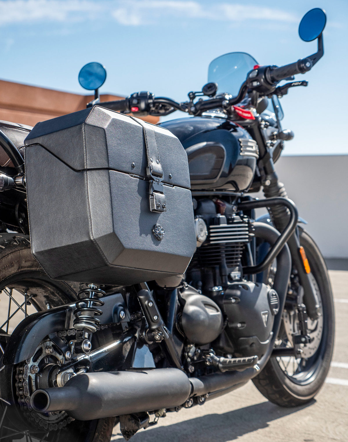 20L - Outlaw Quick-Mount Small Triumph Bonneville T120 Leather Wrapped Hard Saddlebags