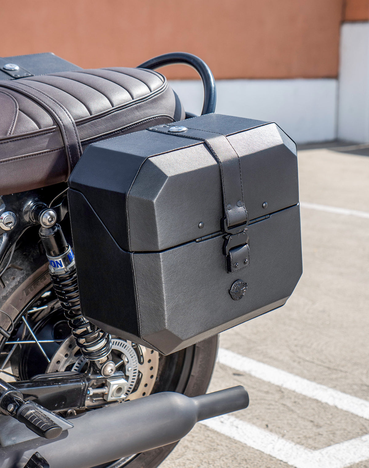20L - Outlaw Quick-Mount Small Triumph Bonneville T120 Leather Wrapped Hard Saddlebags