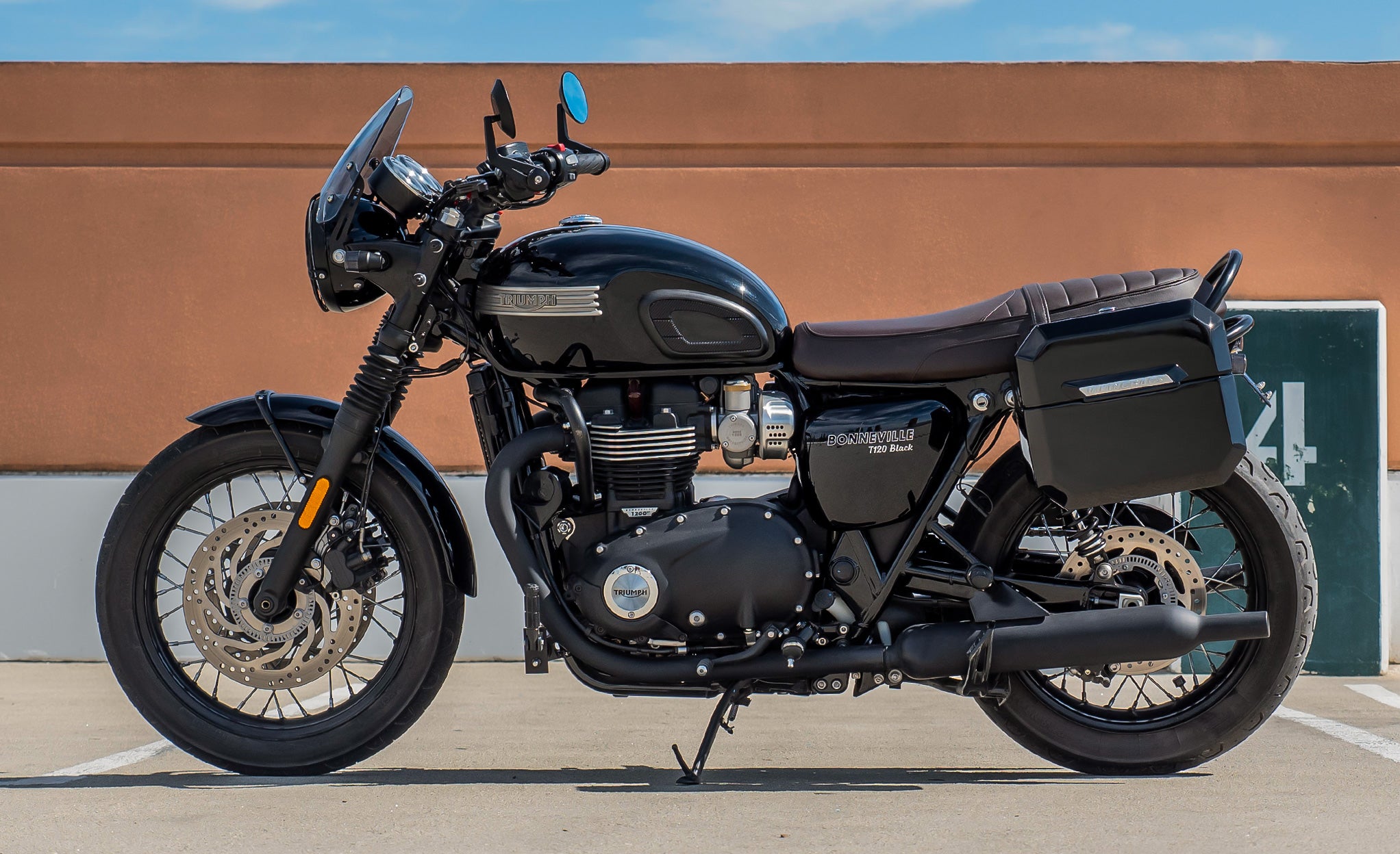 20L - Outlaw Quick-Mount Small Triumph Bonneville T120 Painted Hard Saddlebags Life Style Photo @expand