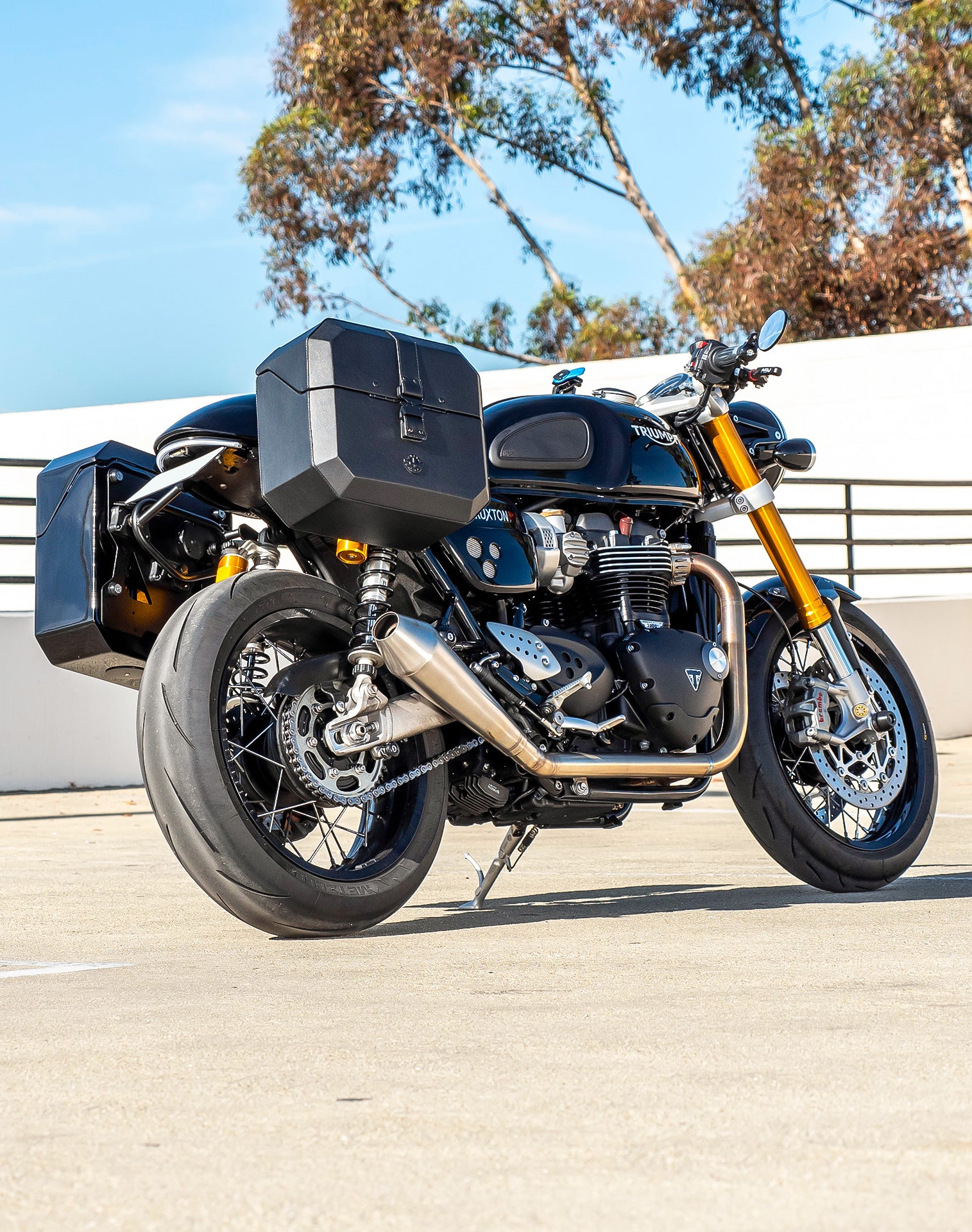20L - Outlaw Quick-Mount Small Triumph Thruxton RS Leather Wrapped Hard Saddlebags Life Style 1