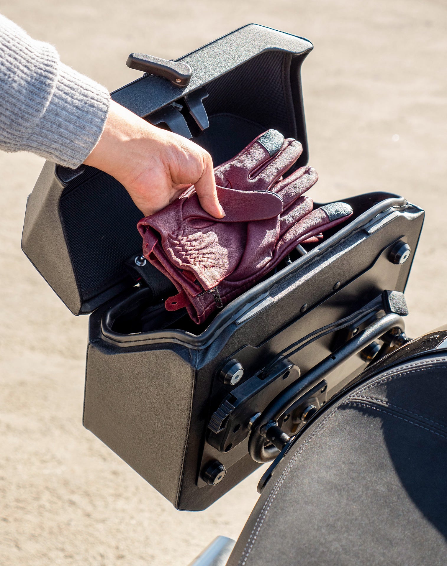 20L - Outlaw Quick-Mount Small Triumph Thruxton RS Leather Wrapped Hard Saddlebags Life Style 4