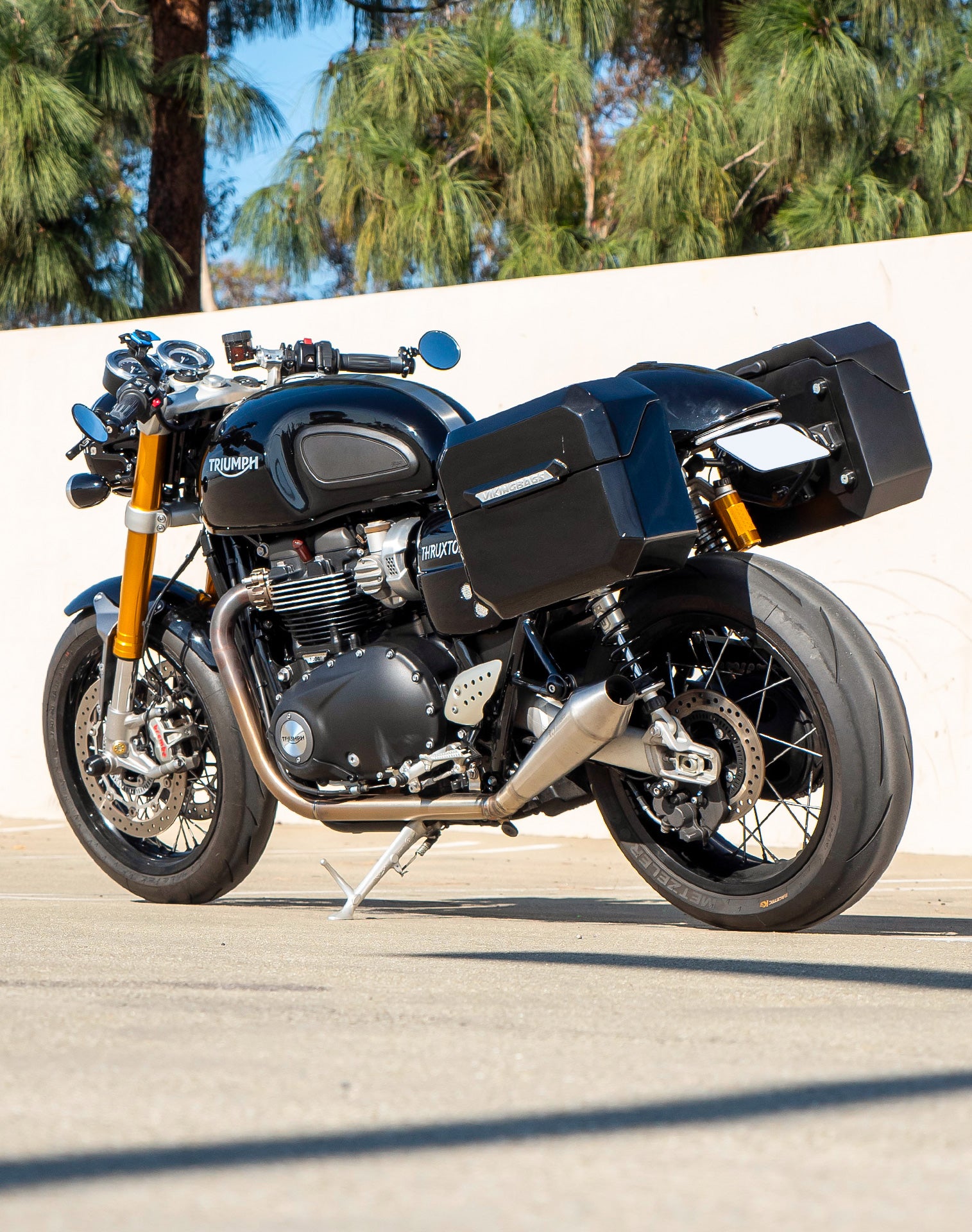 20L - Outlaw Quick-Mount Small Triumph Thruxton RS Painted Hard Saddlebags Life style 1