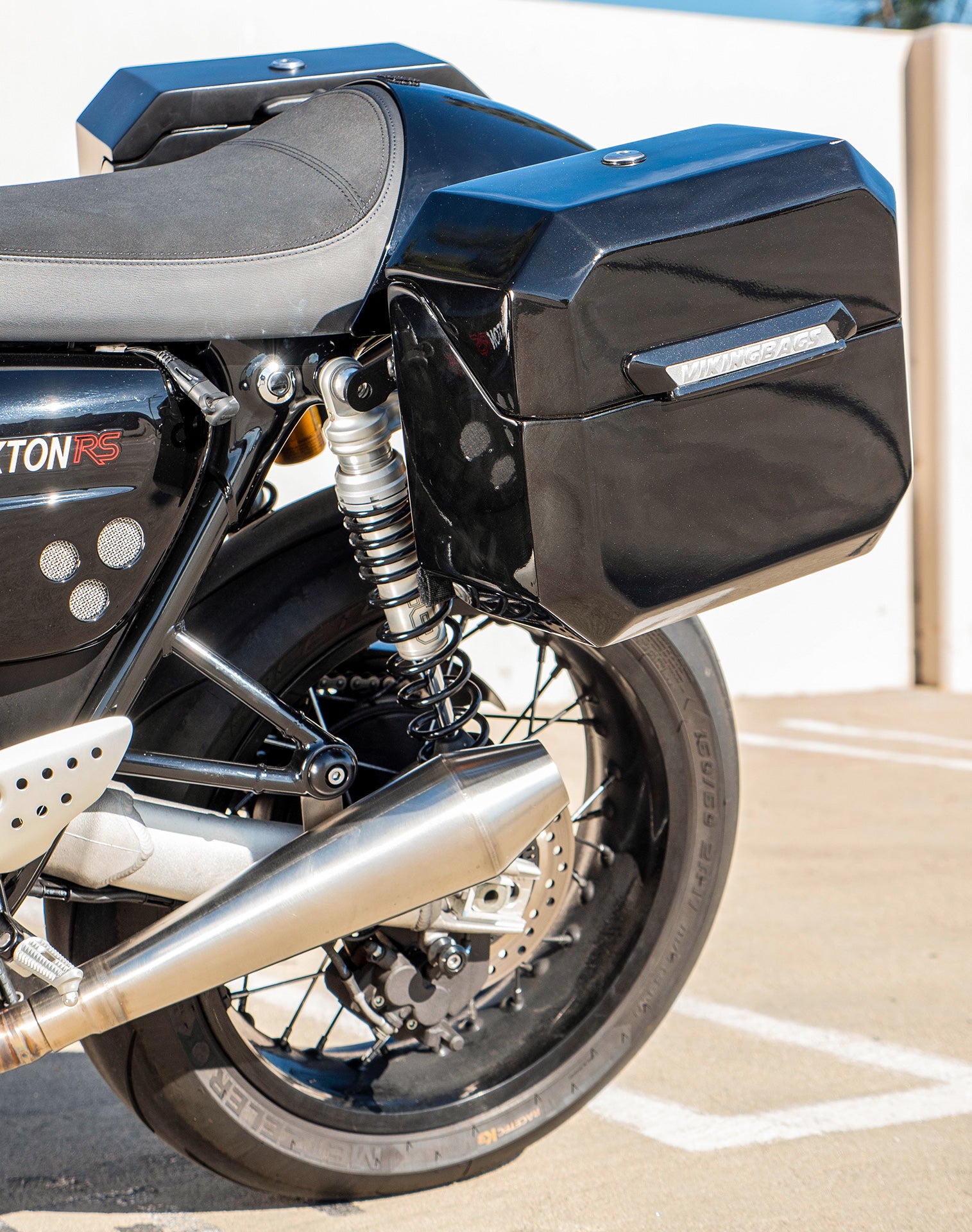 20L - Outlaw Quick-Mount Small Triumph Thruxton RS Painted Hard Saddlebags Life style 2