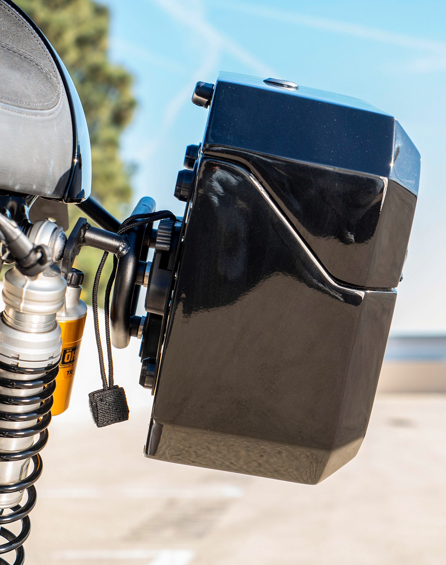 20L - Outlaw Quick-Mount Small Triumph Thruxton RS Painted Hard Saddlebags Life style 3