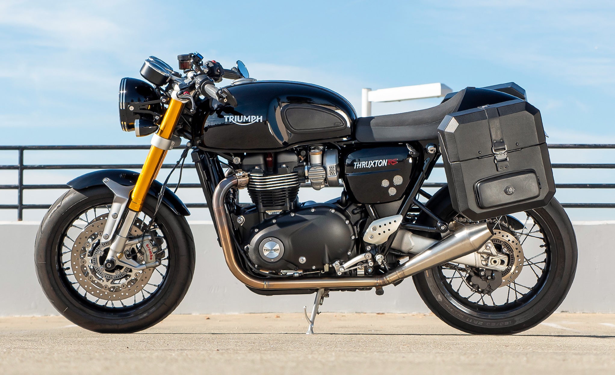 30L - Outlaw Quick-Mount Medium Triumph Thruxton RS Hard Saddlebags Life Style Photo @expand