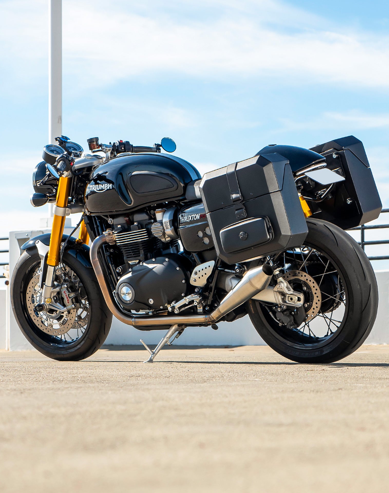 30L - Outlaw Quick-Mount Medium Triumph Thruxton RS Hard Saddlebags Life style 1