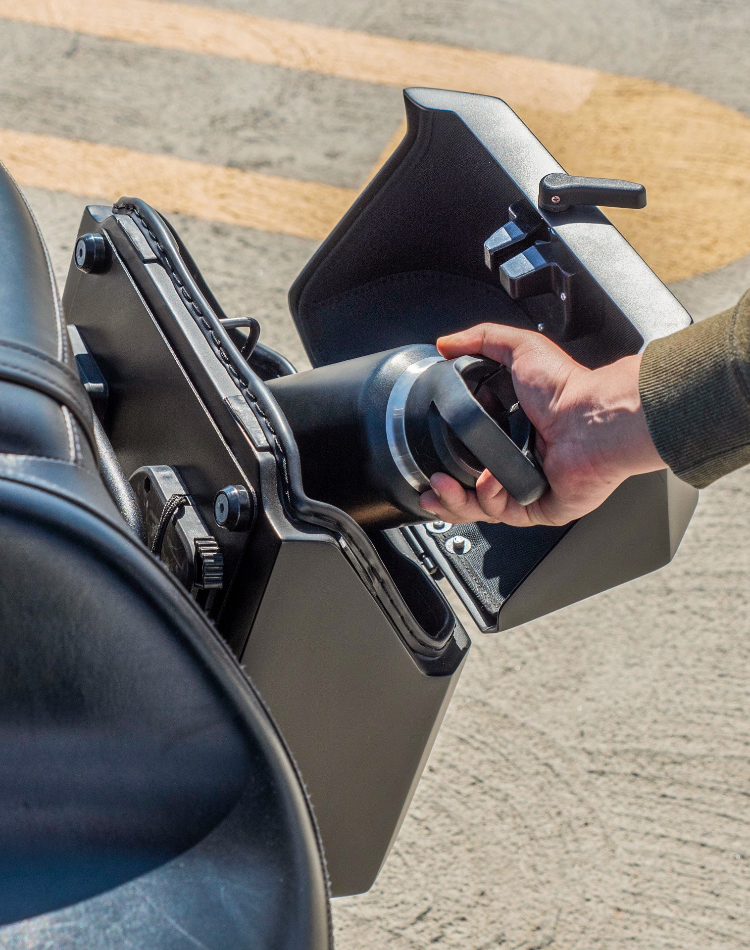 30L - Outlaw Quick-Mount Medium Kawasaki Vulcan 900 Classic VN900 Matte Hard Saddlebags Life style 4