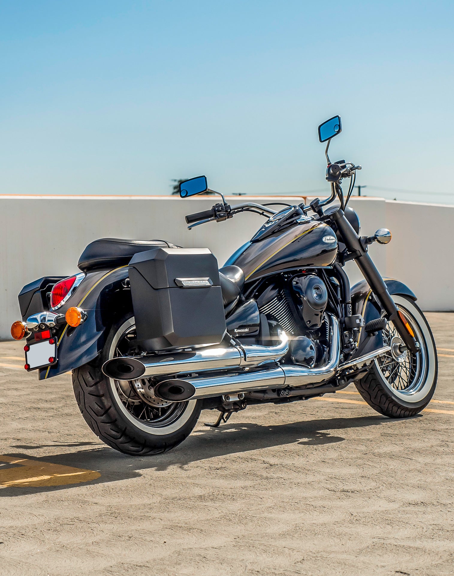 30L - Outlaw Quick-Mount Medium Kawasaki Vulcan 900 Classic VN900 Matte Hard Saddlebags Life style 1