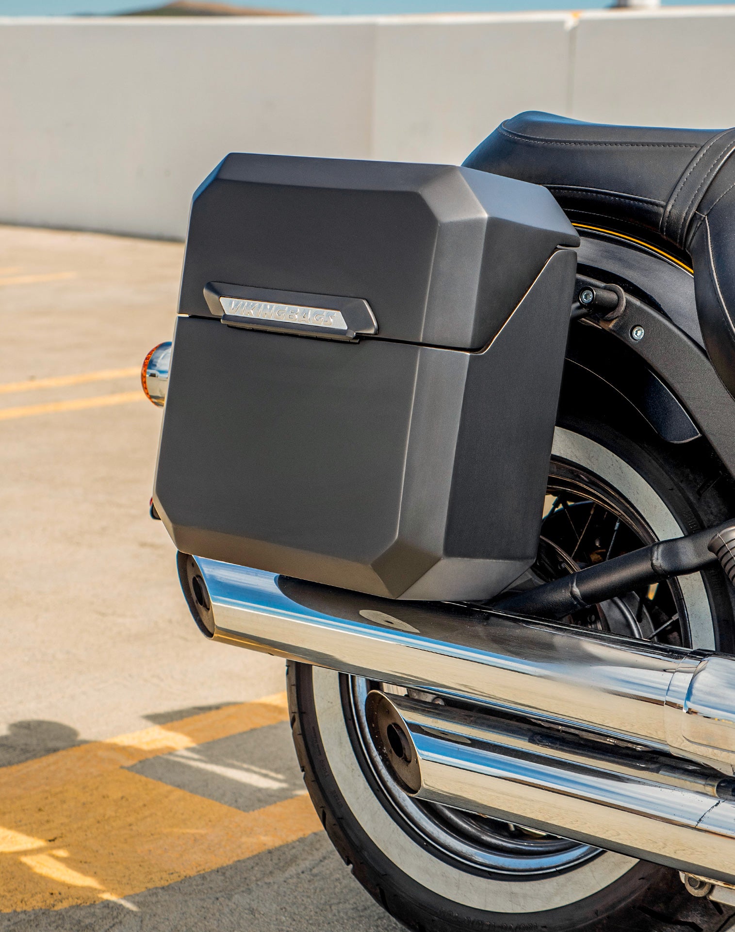 30L - Outlaw Quick-Mount Medium Kawasaki Vulcan 900 Classic VN900 Matte Hard Saddlebags Life style 3