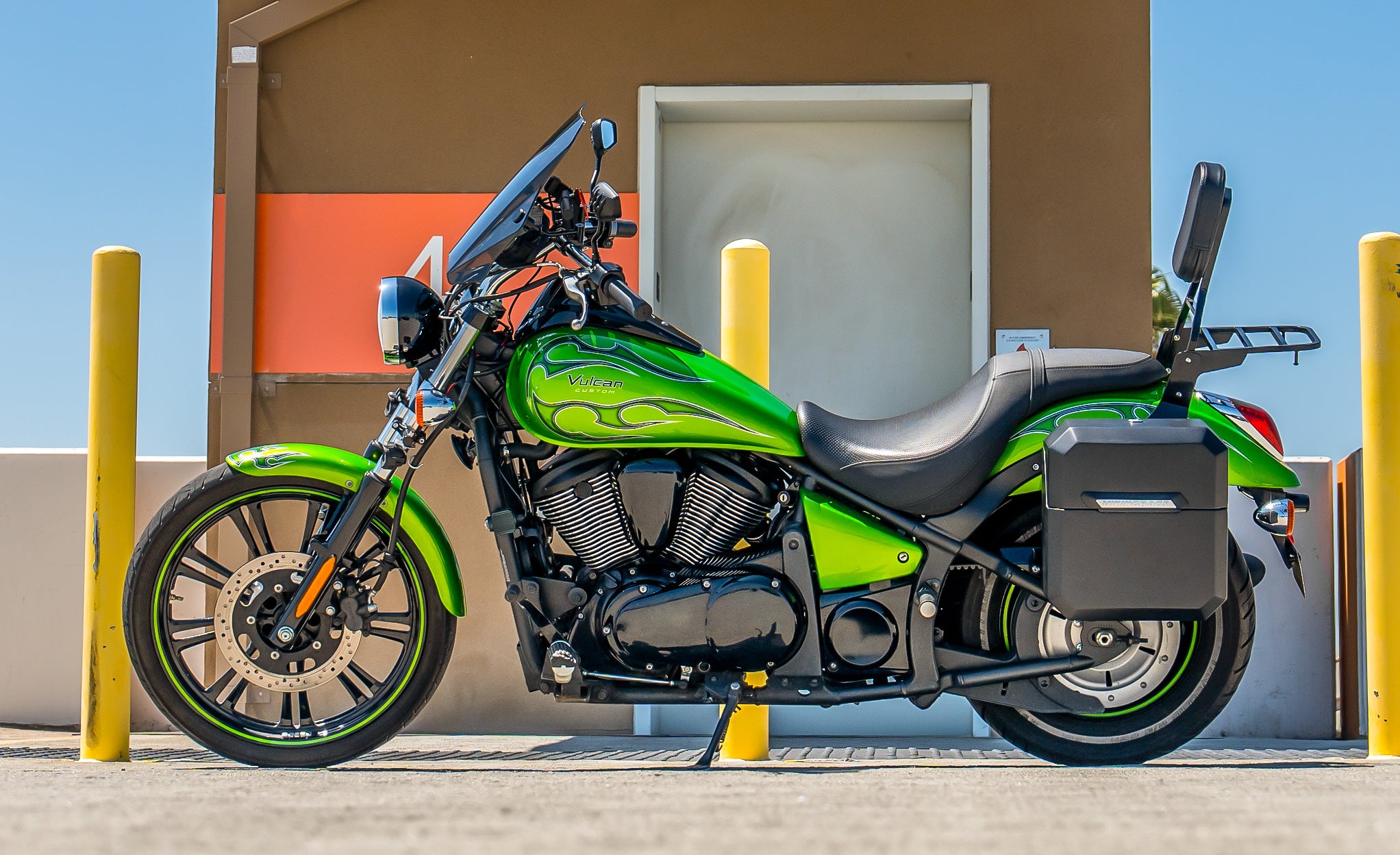 30L - Outlaw Quick-Mount Medium Kawasaki Vulcan 900 Custom Matte Hard Saddlebags Life Style Photo @expand