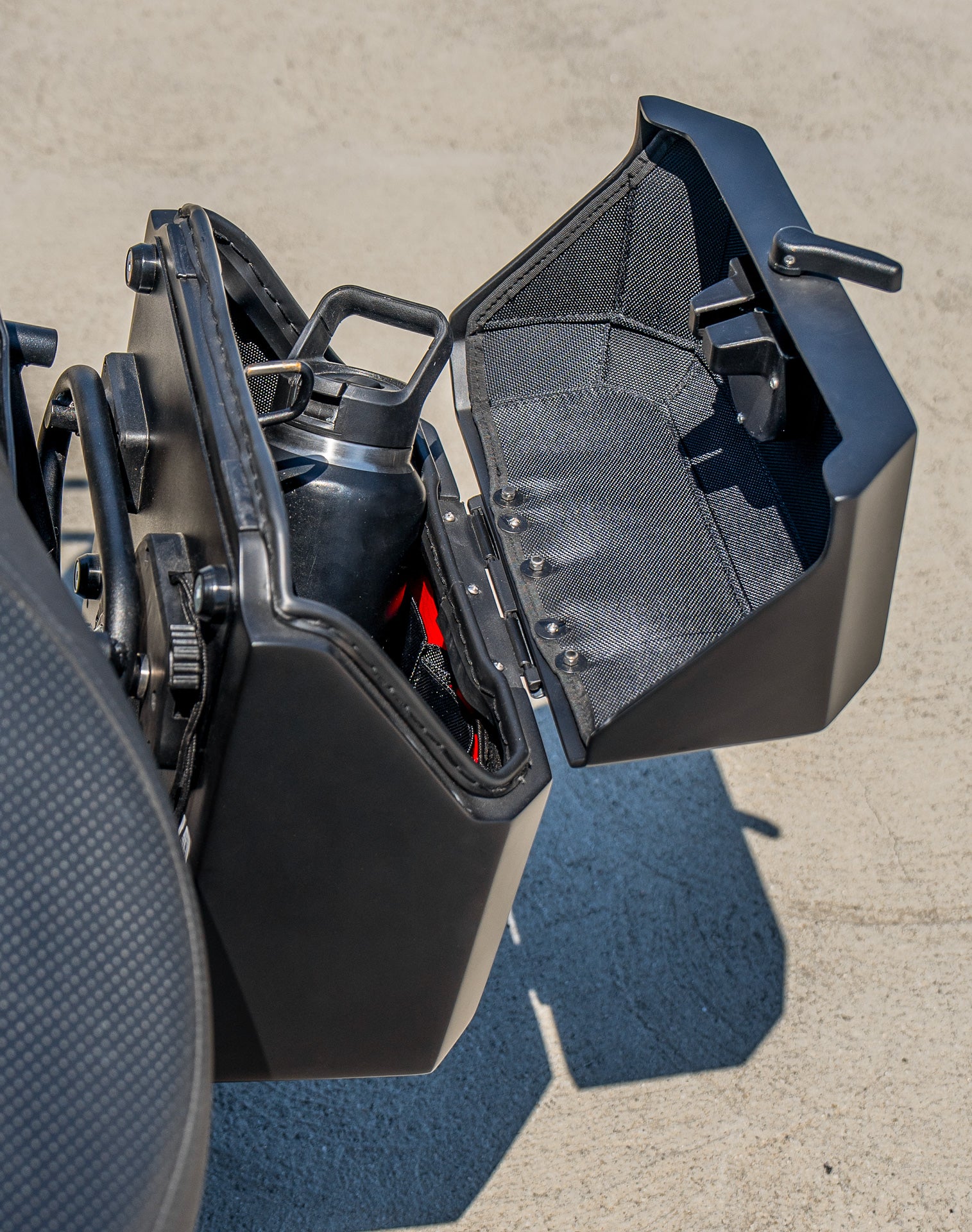 30L - Outlaw Quick-Mount Medium Kawasaki Vulcan 900 Custom Matte Hard Saddlebags Life style 4