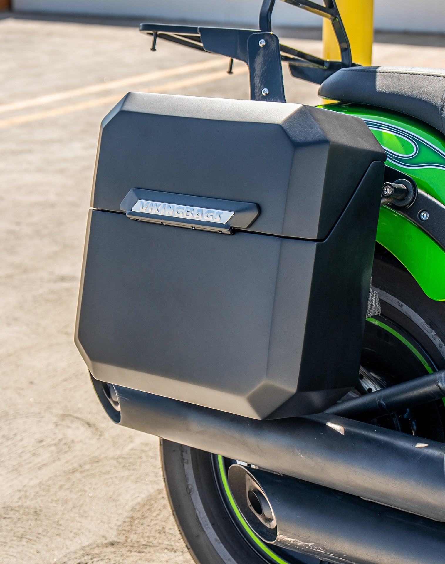 30L - Outlaw Quick-Mount Medium Kawasaki Vulcan 900 Custom Matte Hard Saddlebags Life style 3