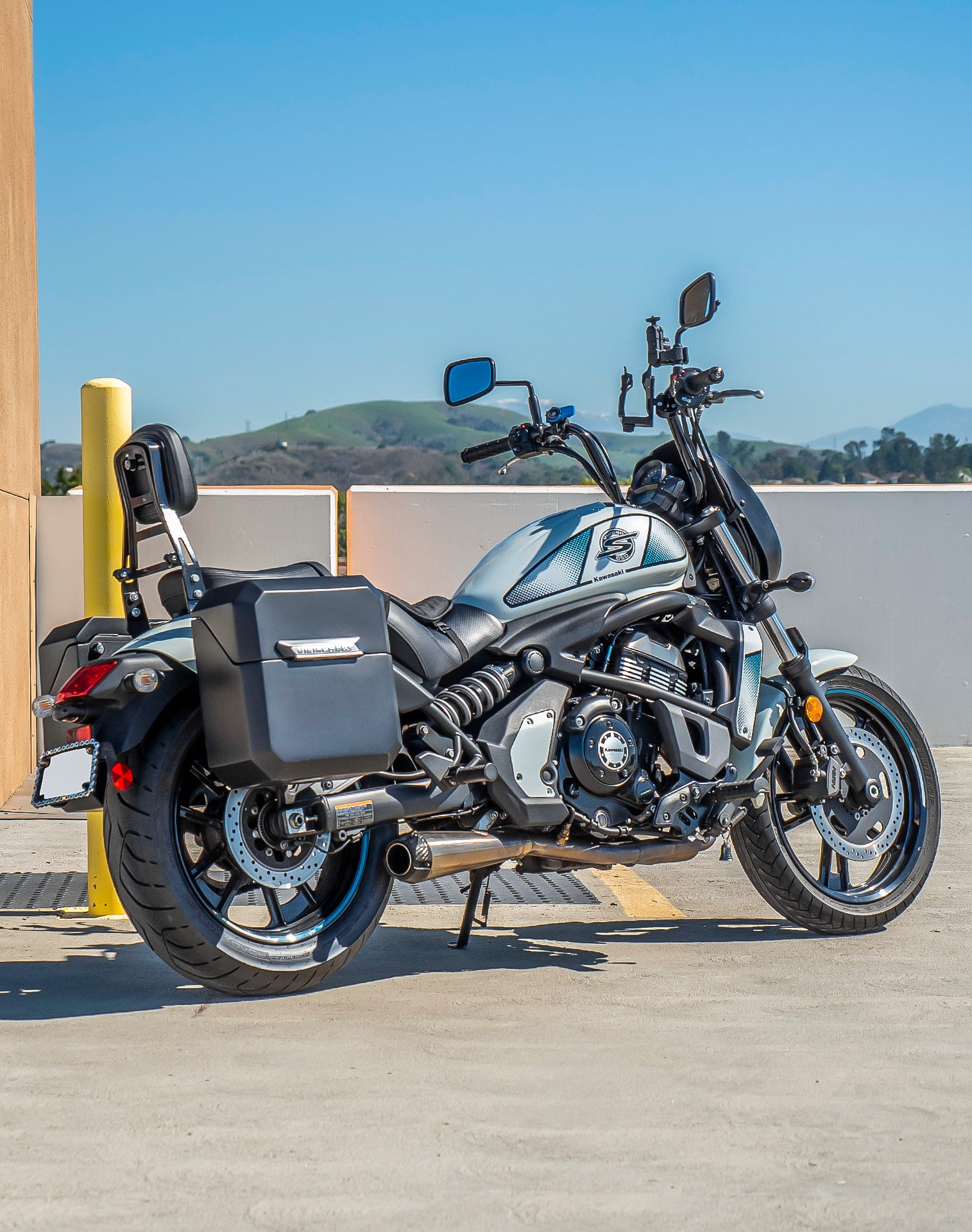 30L - Outlaw Quick-Mount Medium Kawasaki Vulcan S Matte Hard Saddlebags Life style 1