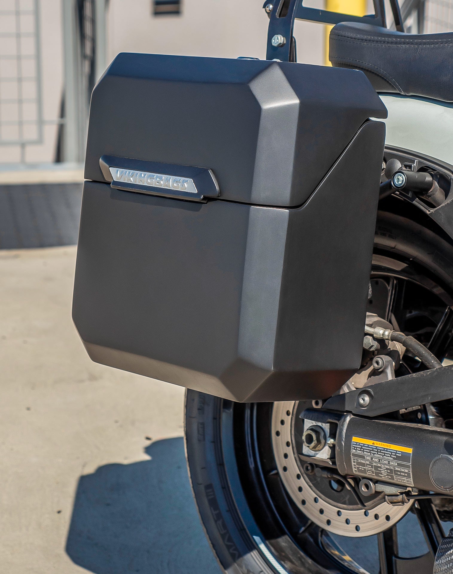 30L - Outlaw Quick-Mount Medium Kawasaki Vulcan S Matte Hard Saddlebags Life style 3