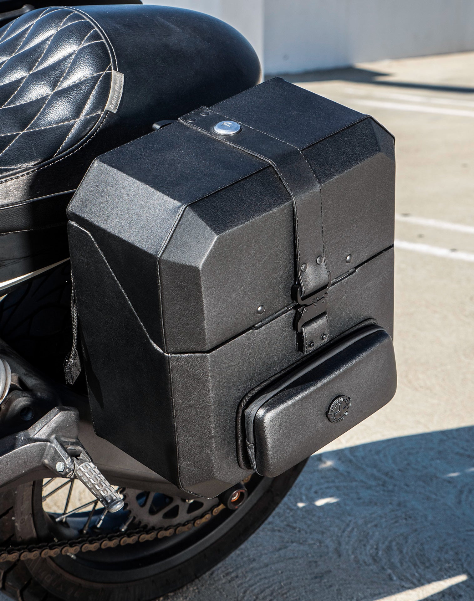 30L - Outlaw Quick-Mount Medium Ducati Scrambler (2014-17) Hard Saddlebags Life style 2