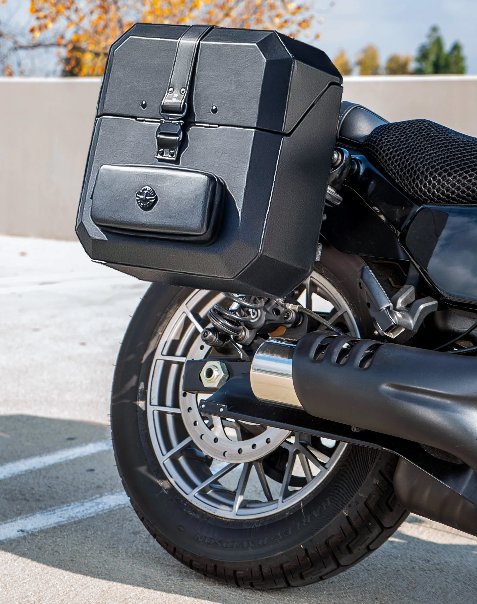 30L - Outlaw Quick-Mount Medium Harley Sportster Nightster RH975/S Hard Saddlebags Life style 3