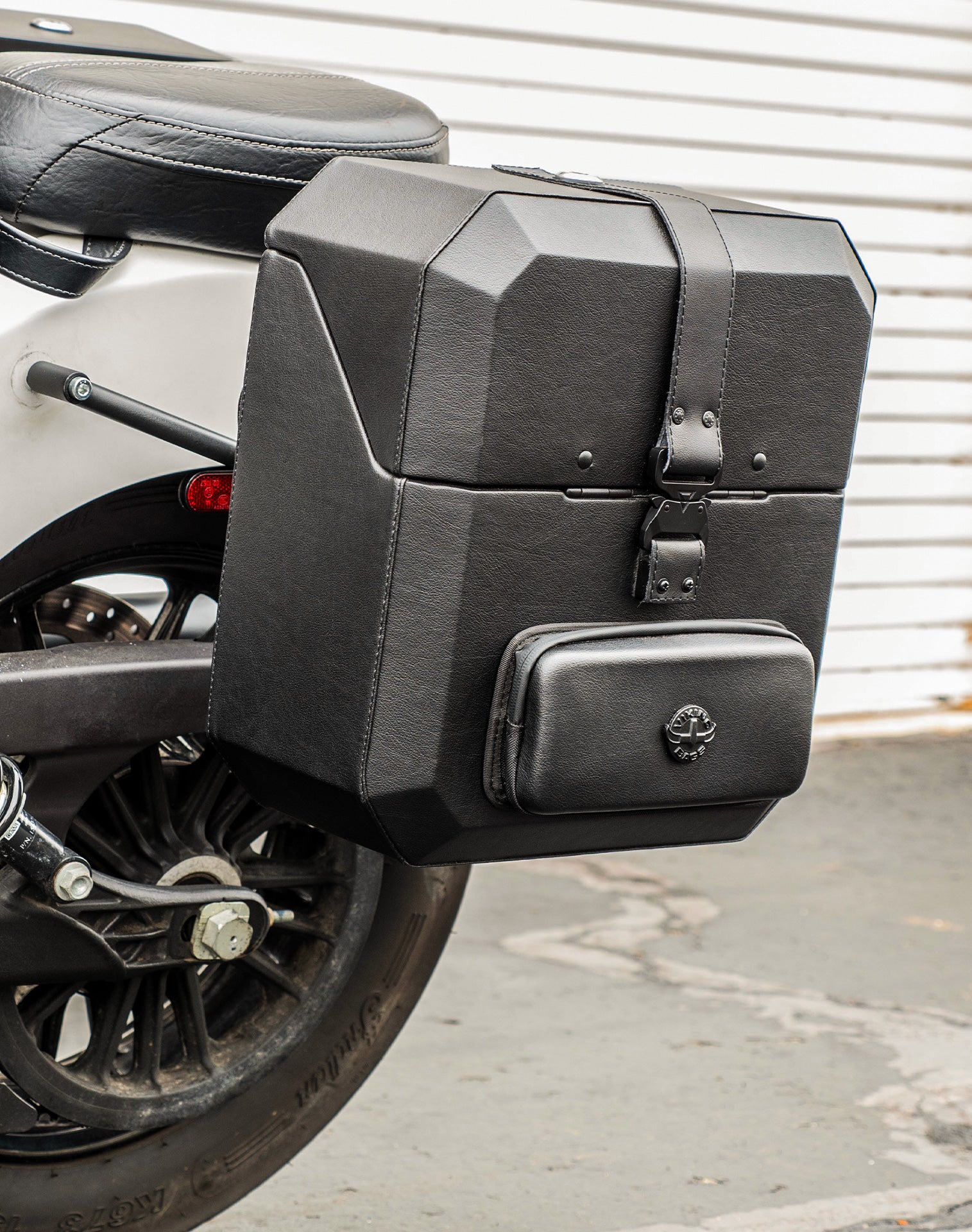 30L - Outlaw Quick-Mount Medium Indian Scout Sixty Hard Saddlebags Life style 2