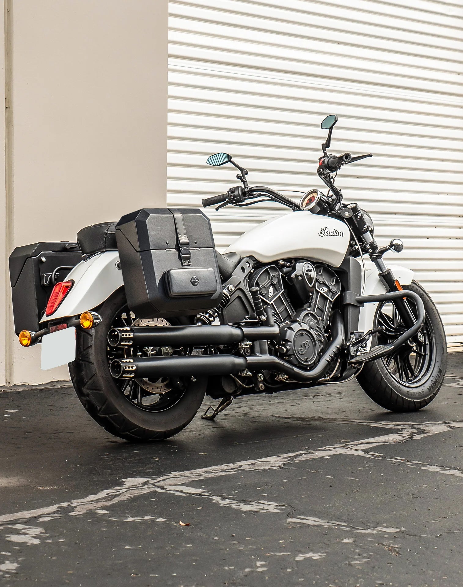 30L - Outlaw Quick-Mount Medium Indian Scout Sixty Hard Saddlebags Life style 1