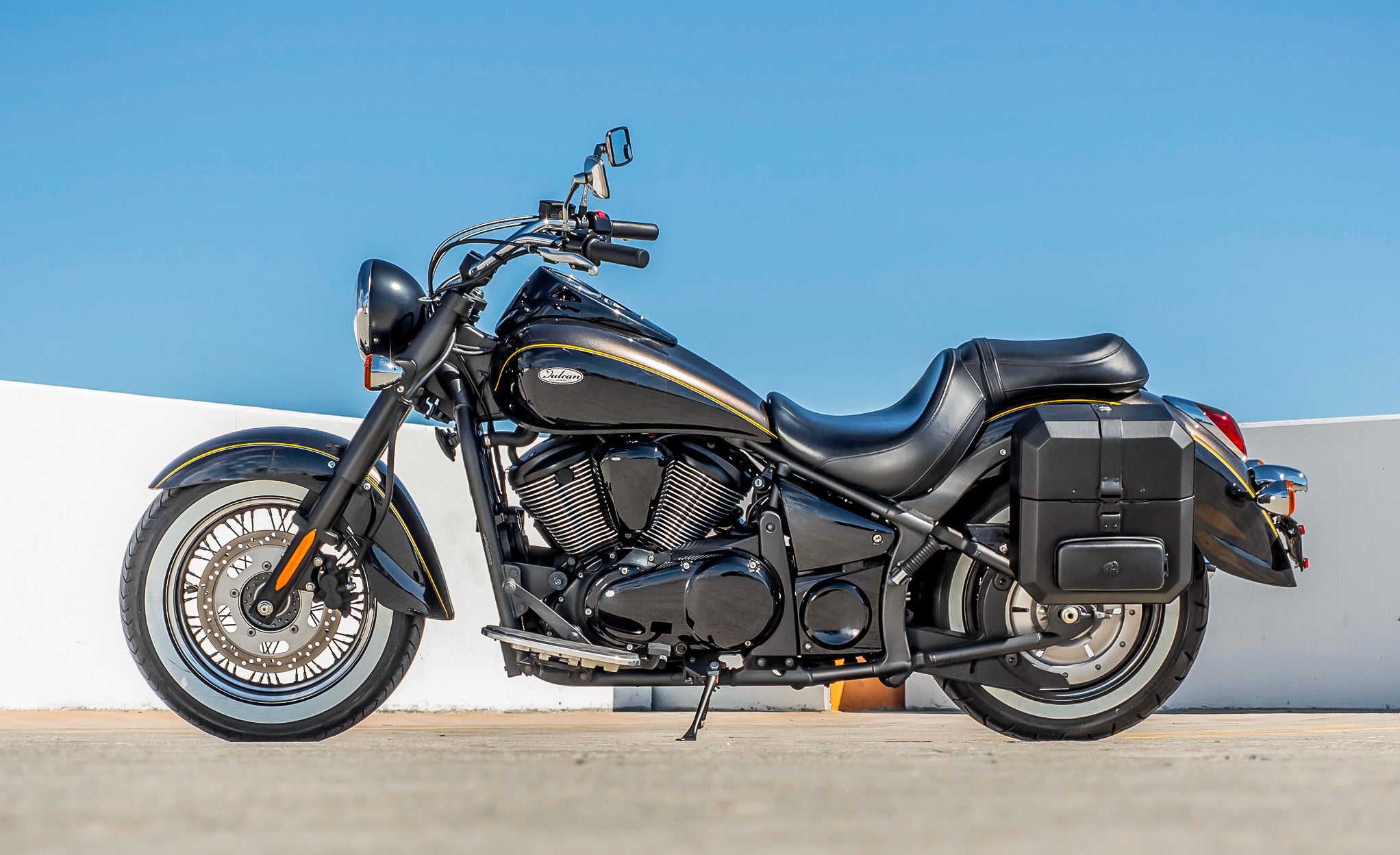 30L - Outlaw Quick-Mount Medium Kawasaki Vulcan 900 Classic VN900 Hard Saddlebags Life Style Photo @expand