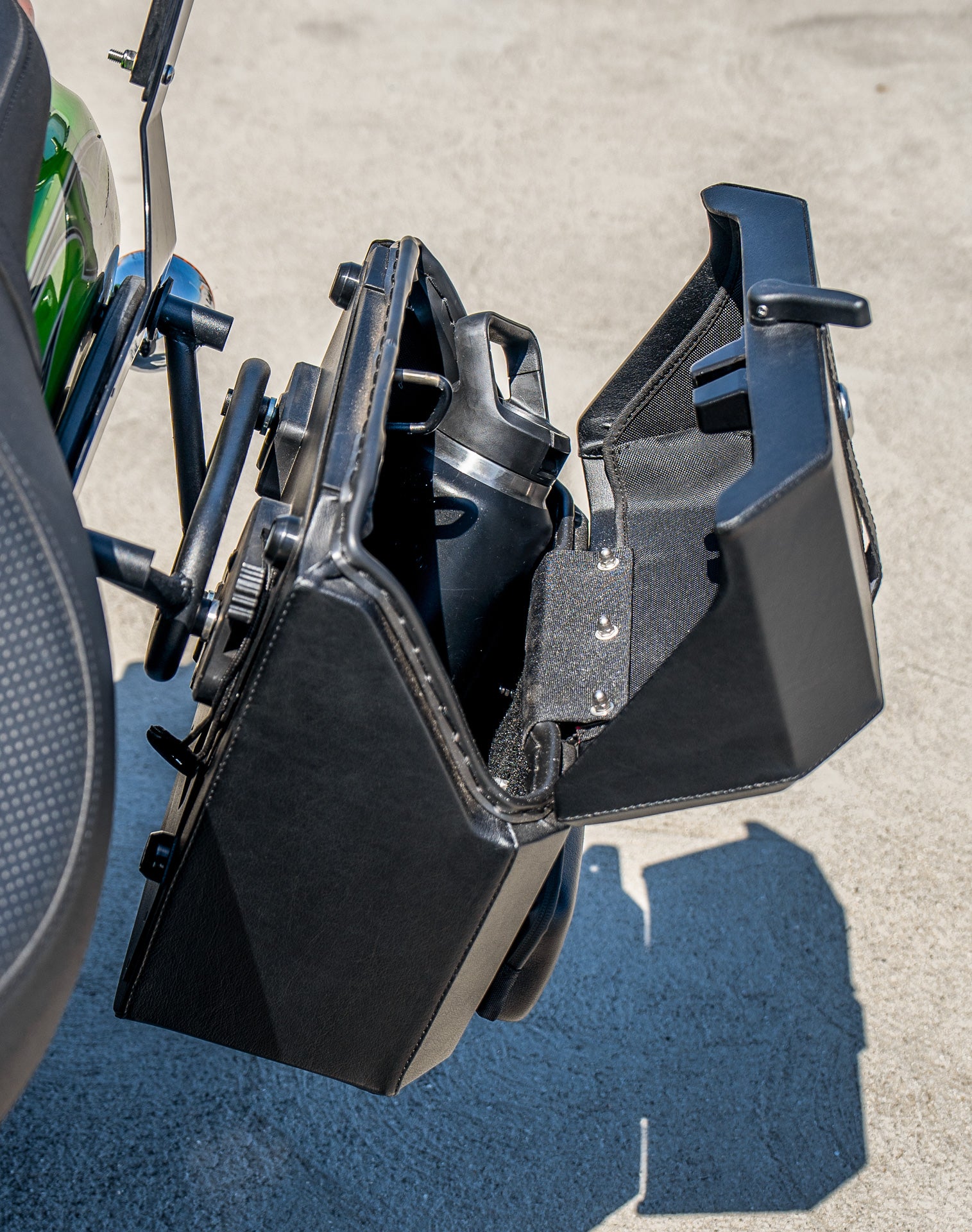30L - Outlaw Quick-Mount Medium Kawasaki Vulcan 900 Custom Hard Saddlebags Life style 4