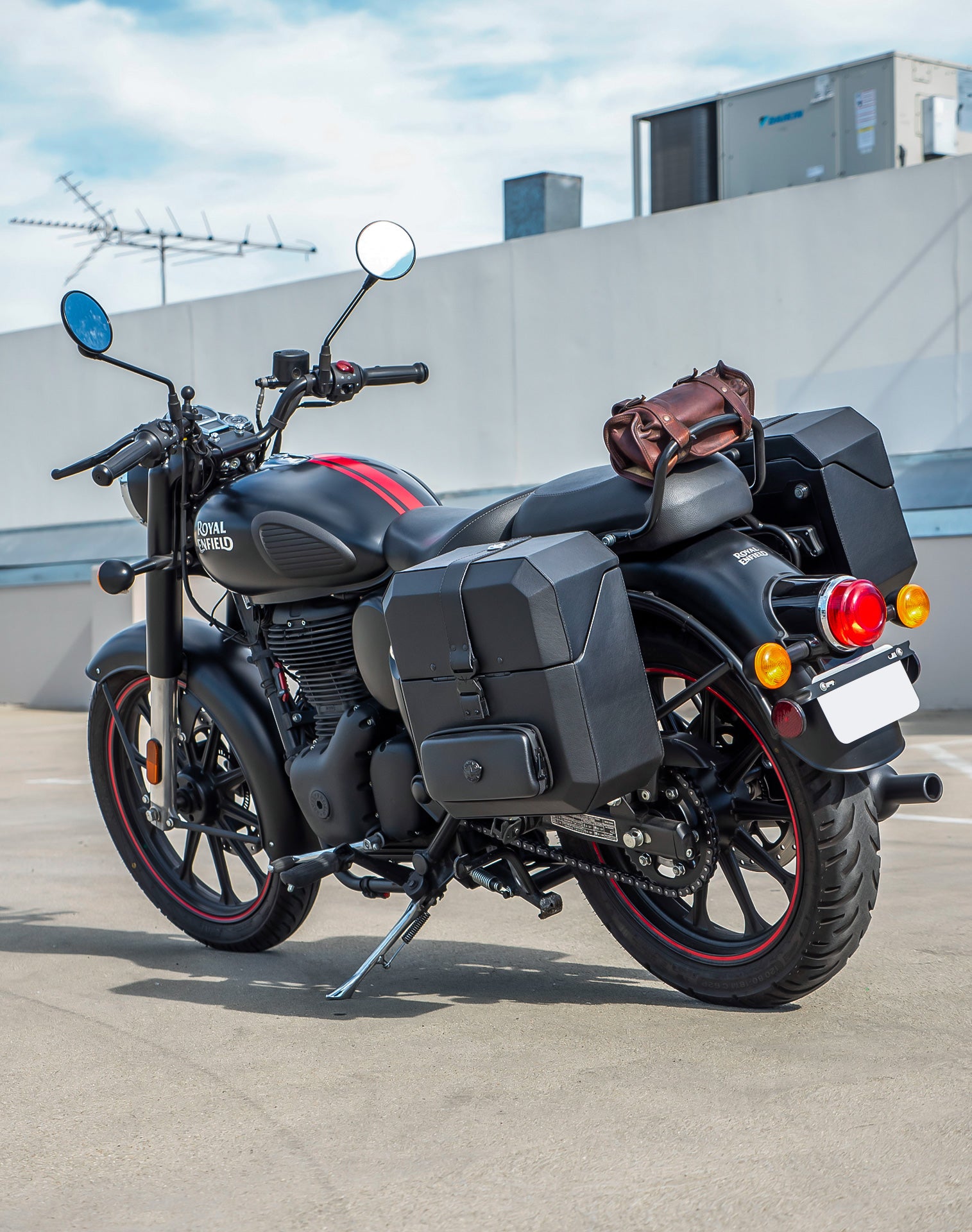 30L - Outlaw Quick-Mount Medium Royal Enfield Classic 350 Hard Saddlebags Life style 1