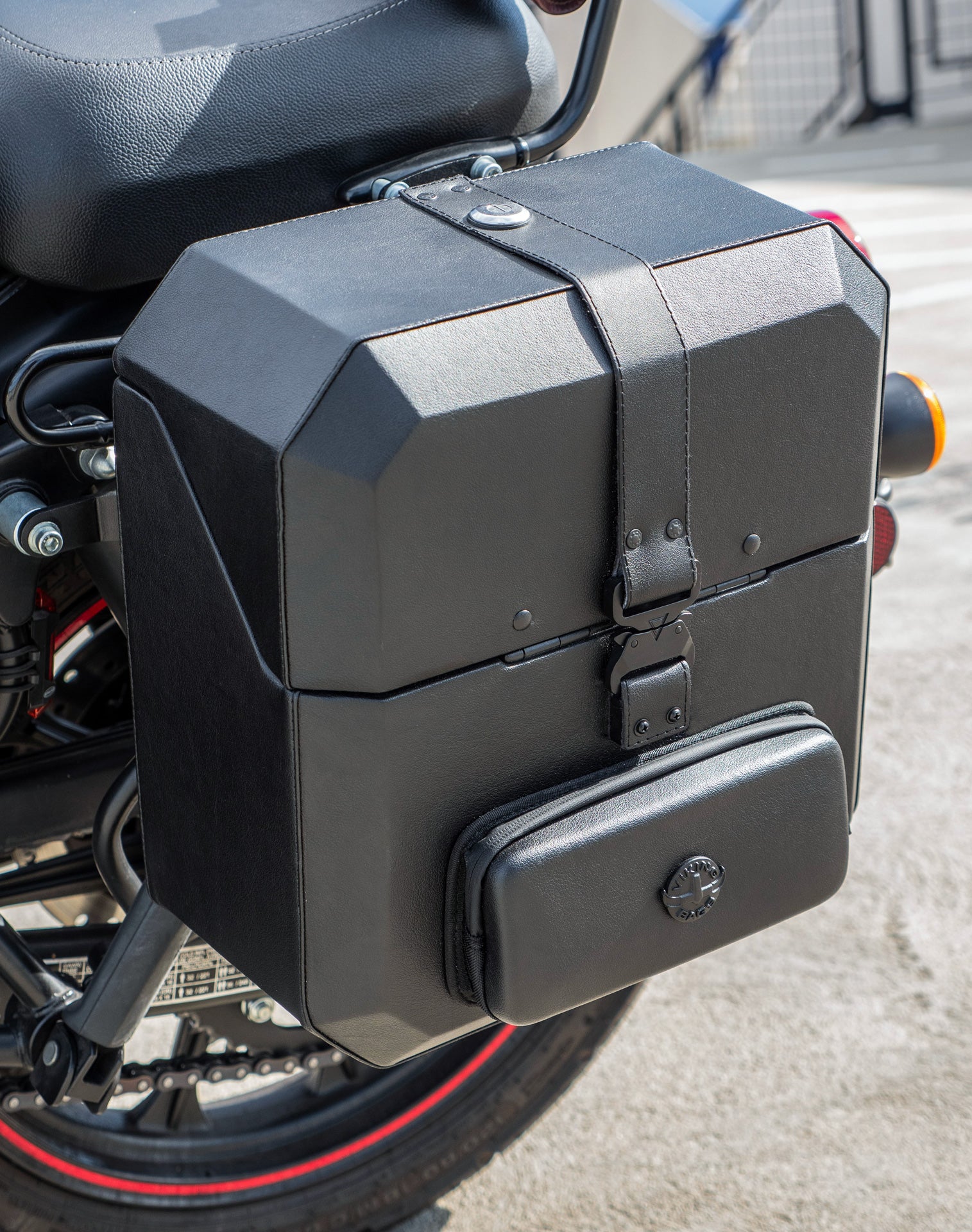 30L - Outlaw Quick-Mount Medium Royal Enfield Classic 350 Hard Saddlebags Life style 2