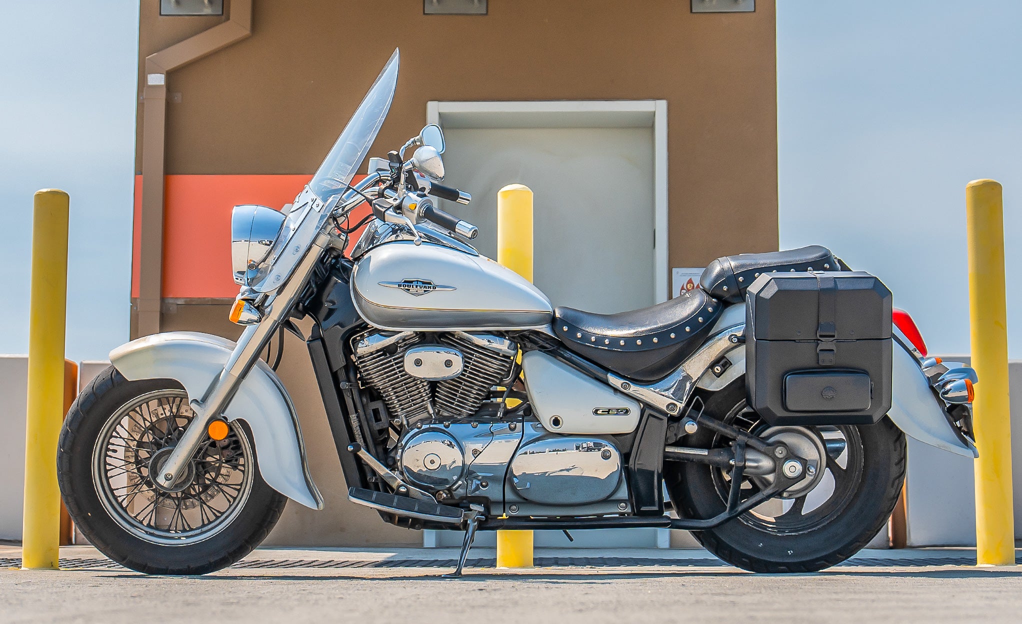 30L - Outlaw Quick-Mount Medium Suzuki Boulevard C50 VL800 Hard Saddlebags Life Style Photo @expand