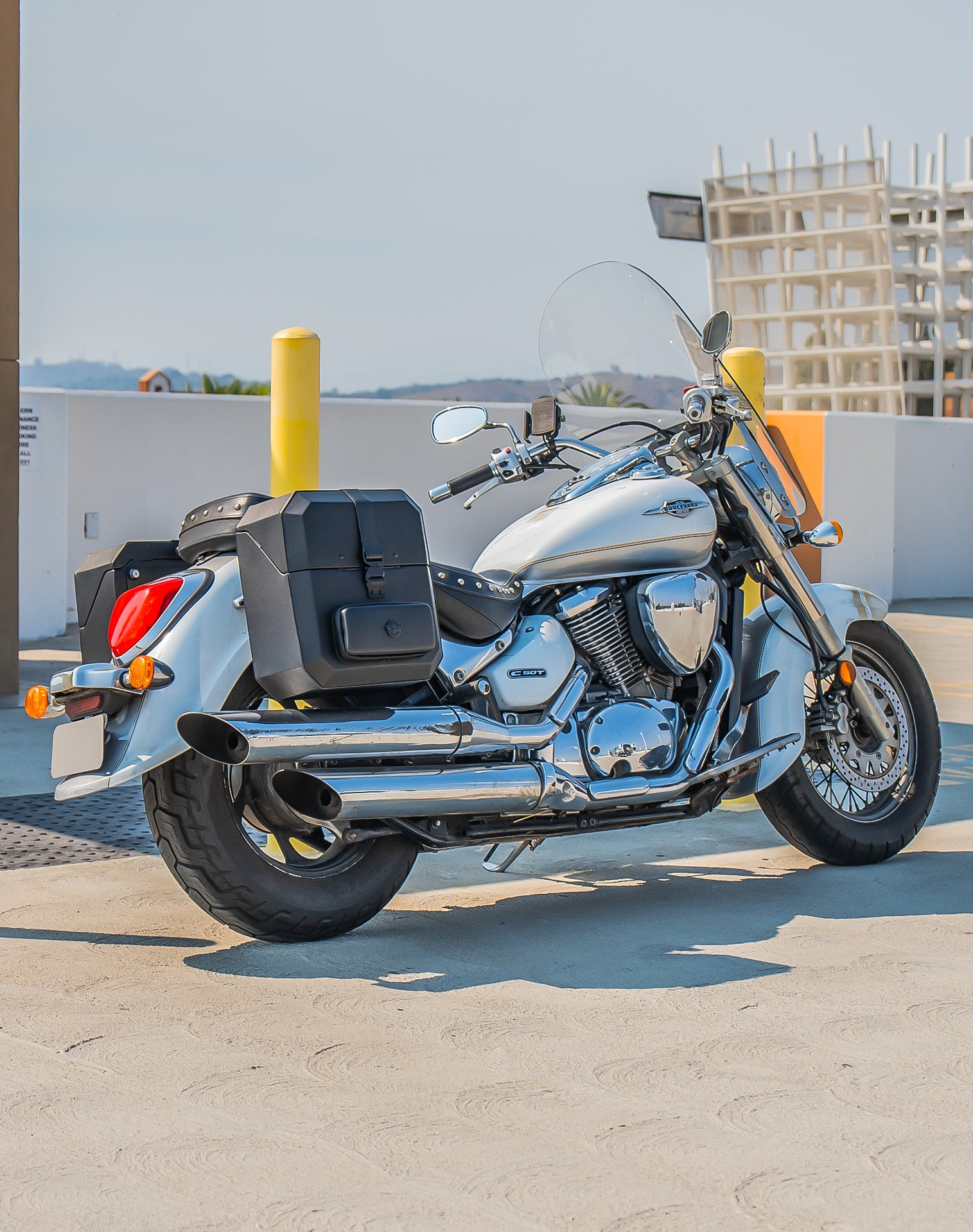 30L - Outlaw Quick-Mount Medium Suzuki Boulevard C50 VL800 Hard Saddlebags Life style 1