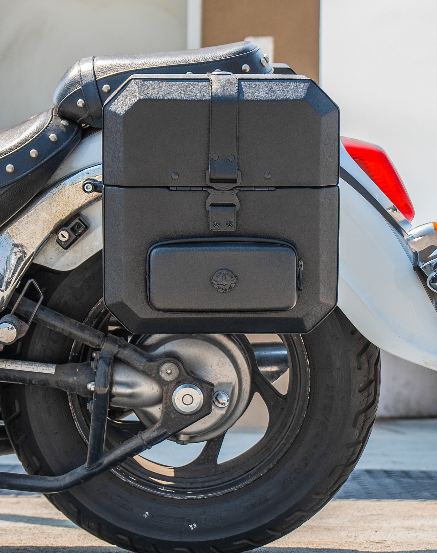 30L - Outlaw Quick-Mount Medium Suzuki Boulevard C50 VL800 Hard Saddlebags Life style 3