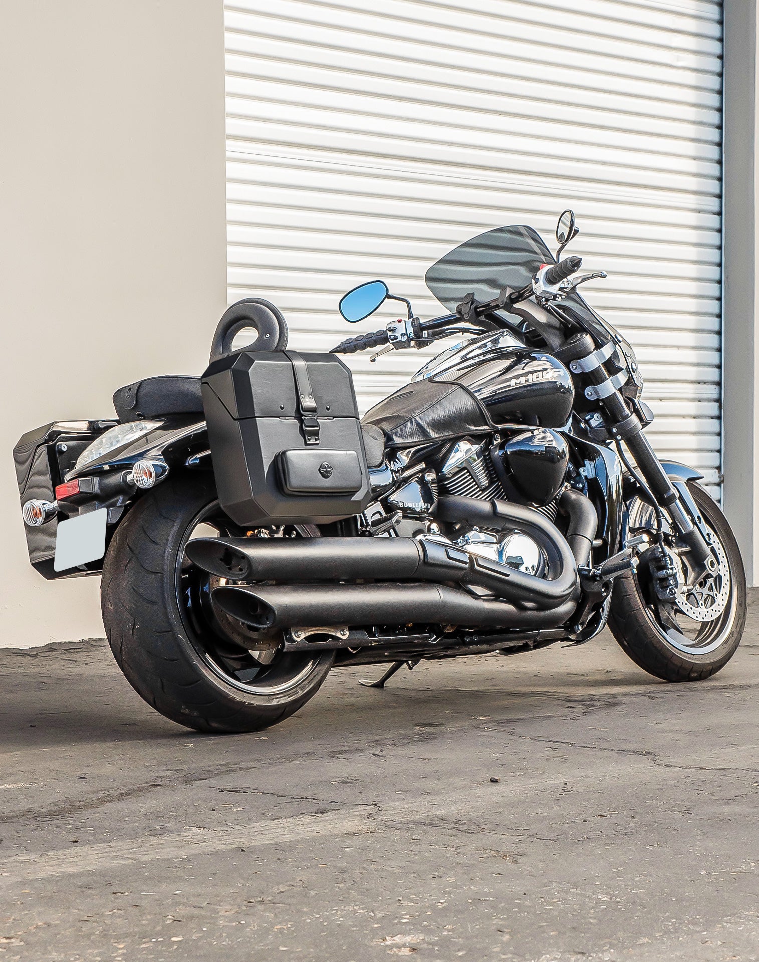 30L - Outlaw Quick-Mount Medium Suzuki Boulevard M109 VZR1800 Hard Saddlebags Life style 1