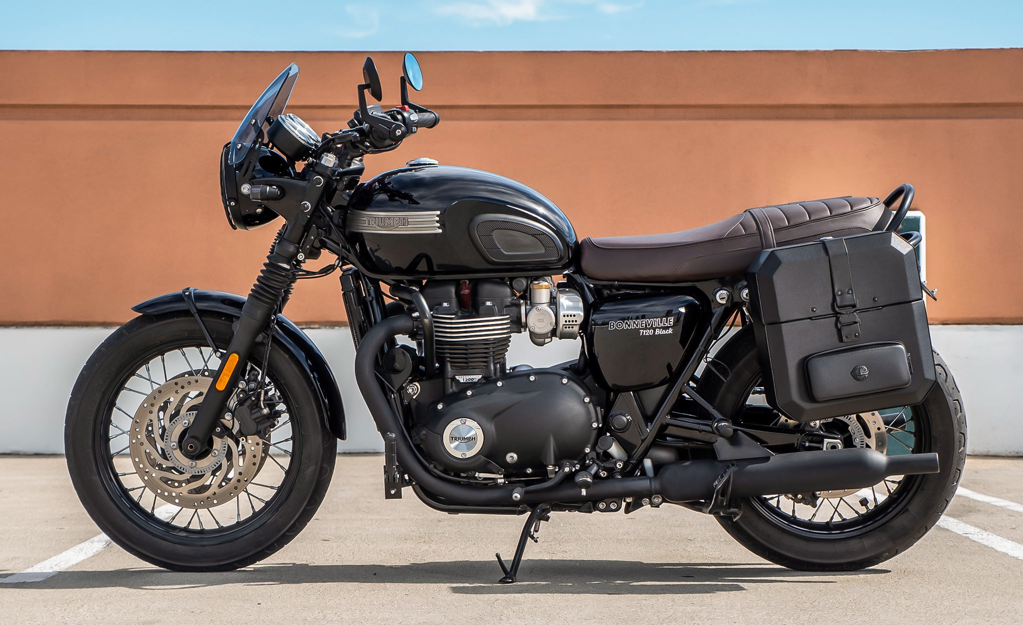 30L - Outlaw Quick-Mount Medium Triumph Bonneville T100 Hard Saddlebags Life Style Photo @expand