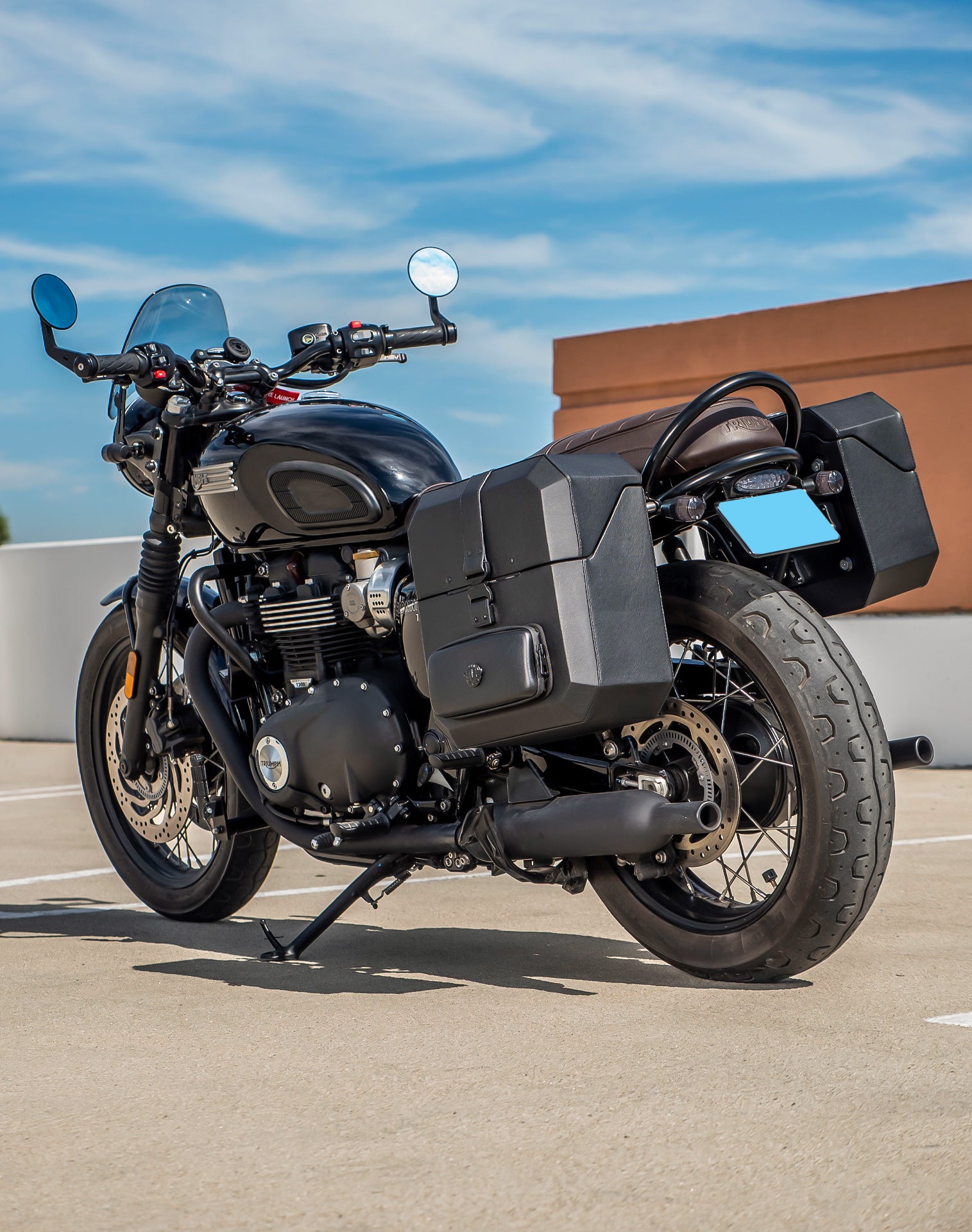 30L - Outlaw Quick-Mount Medium Triumph Bonneville T100 Hard Saddlebags Life style 1