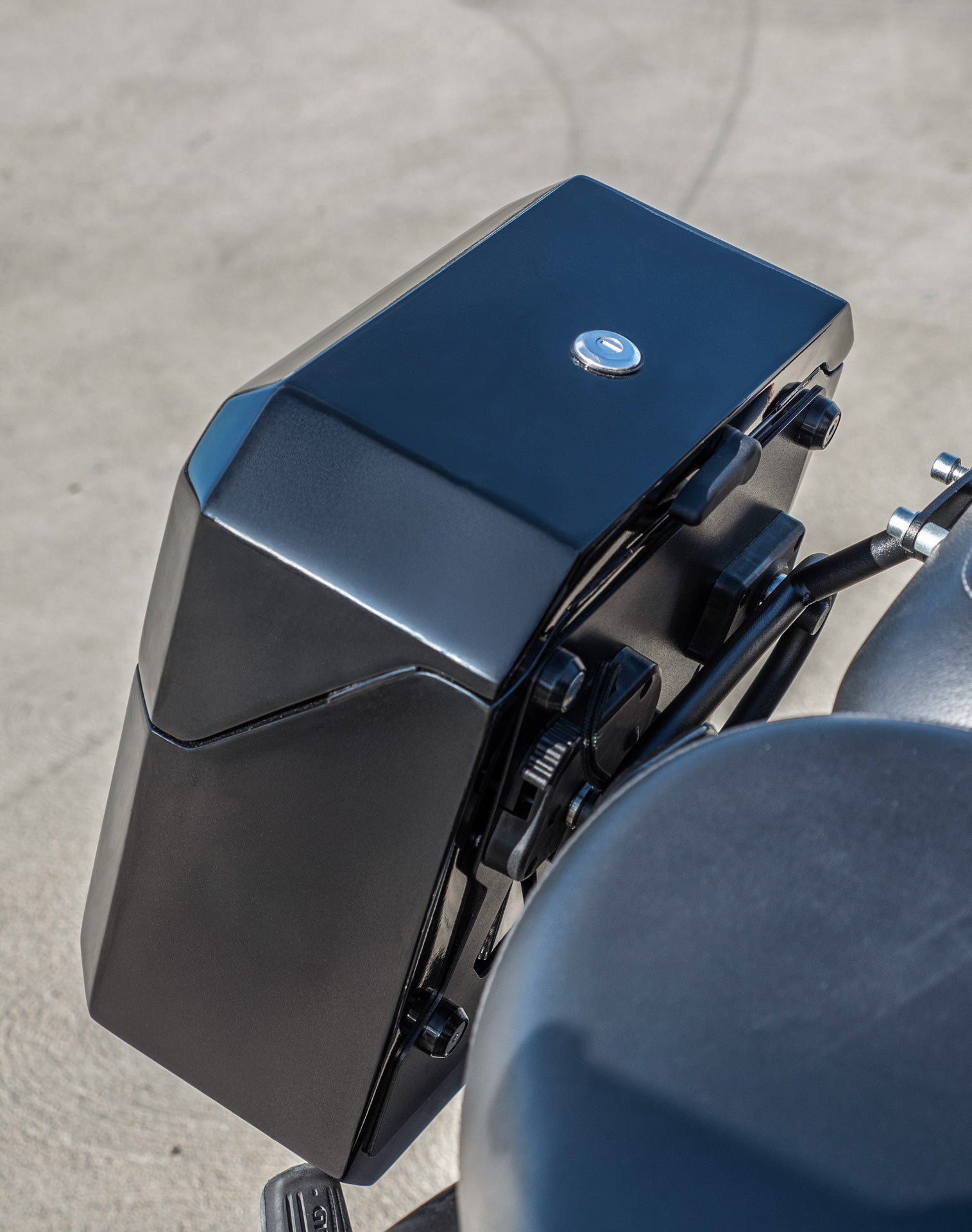 30L - Outlaw Quick Mount Medium Royal Enfield Classic 350 Painted Hard Saddlebags Life style 3