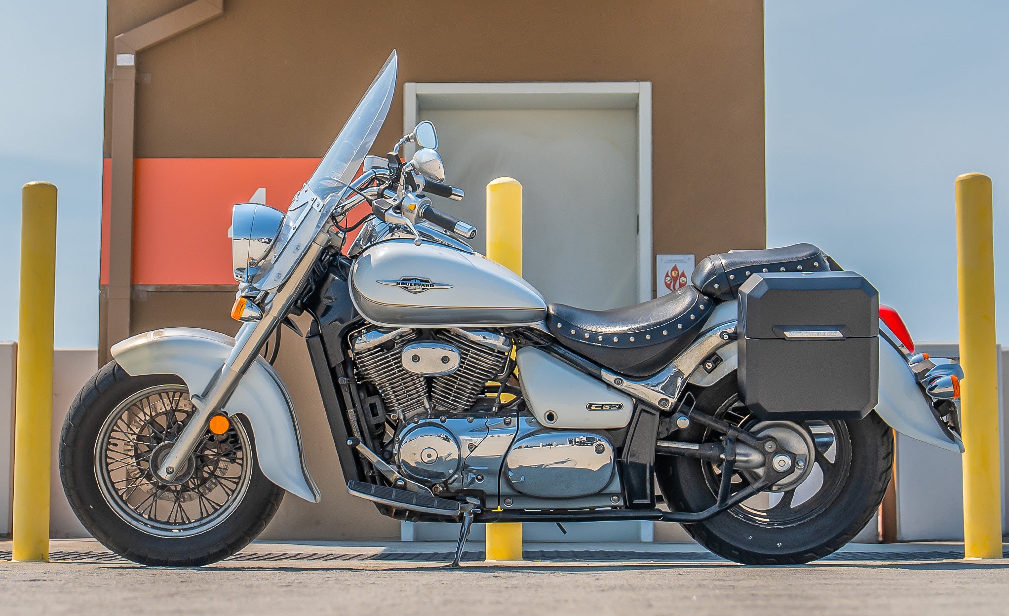 30L - Outlaw Quick-Mount Medium Suzuki Boulevard C50 VL800 Matte Hard Saddlebags Life Style Photo @expand