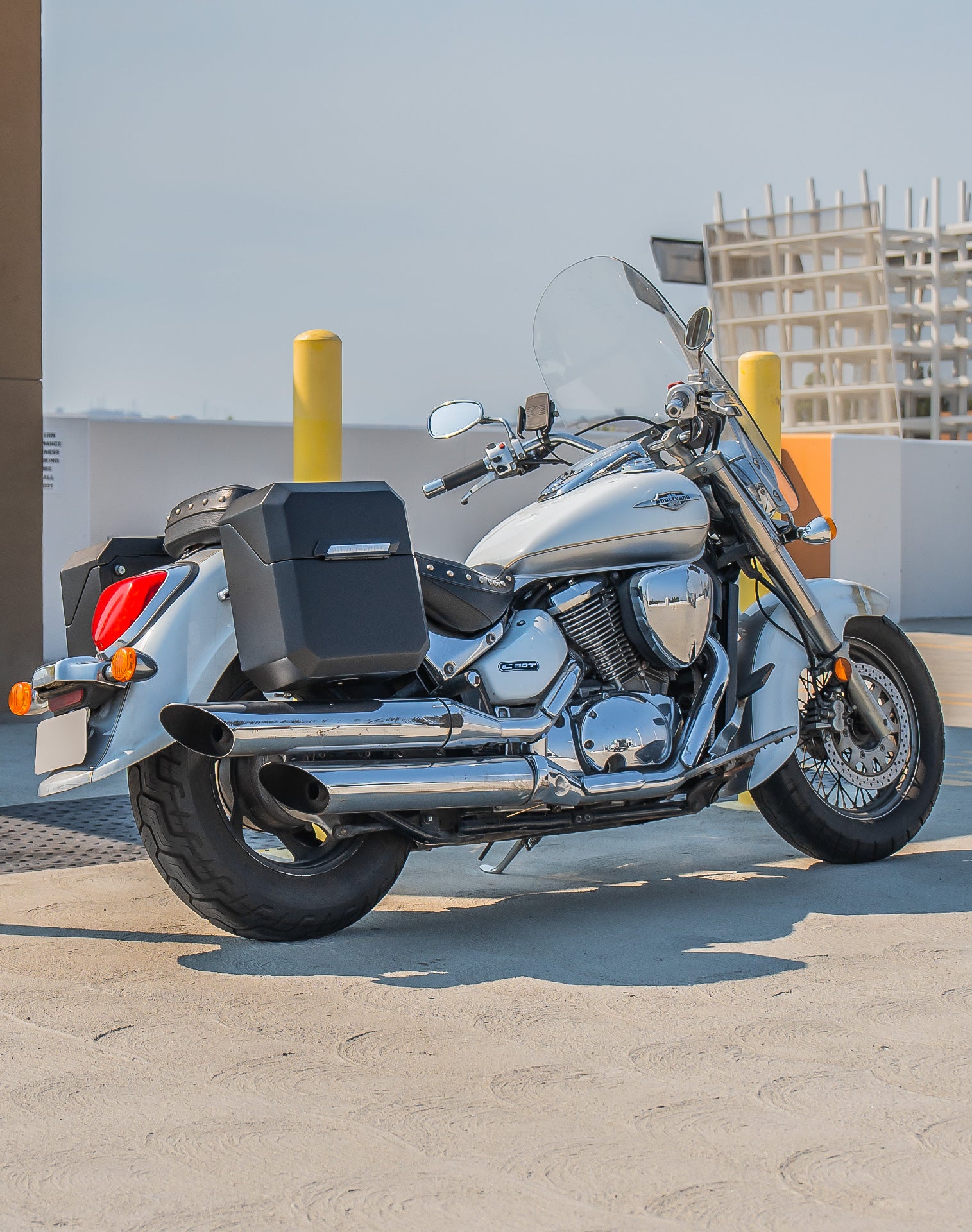 30L - Outlaw Quick-Mount Medium Suzuki Boulevard C50 VL800 Matte Hard Saddlebags Life style 1